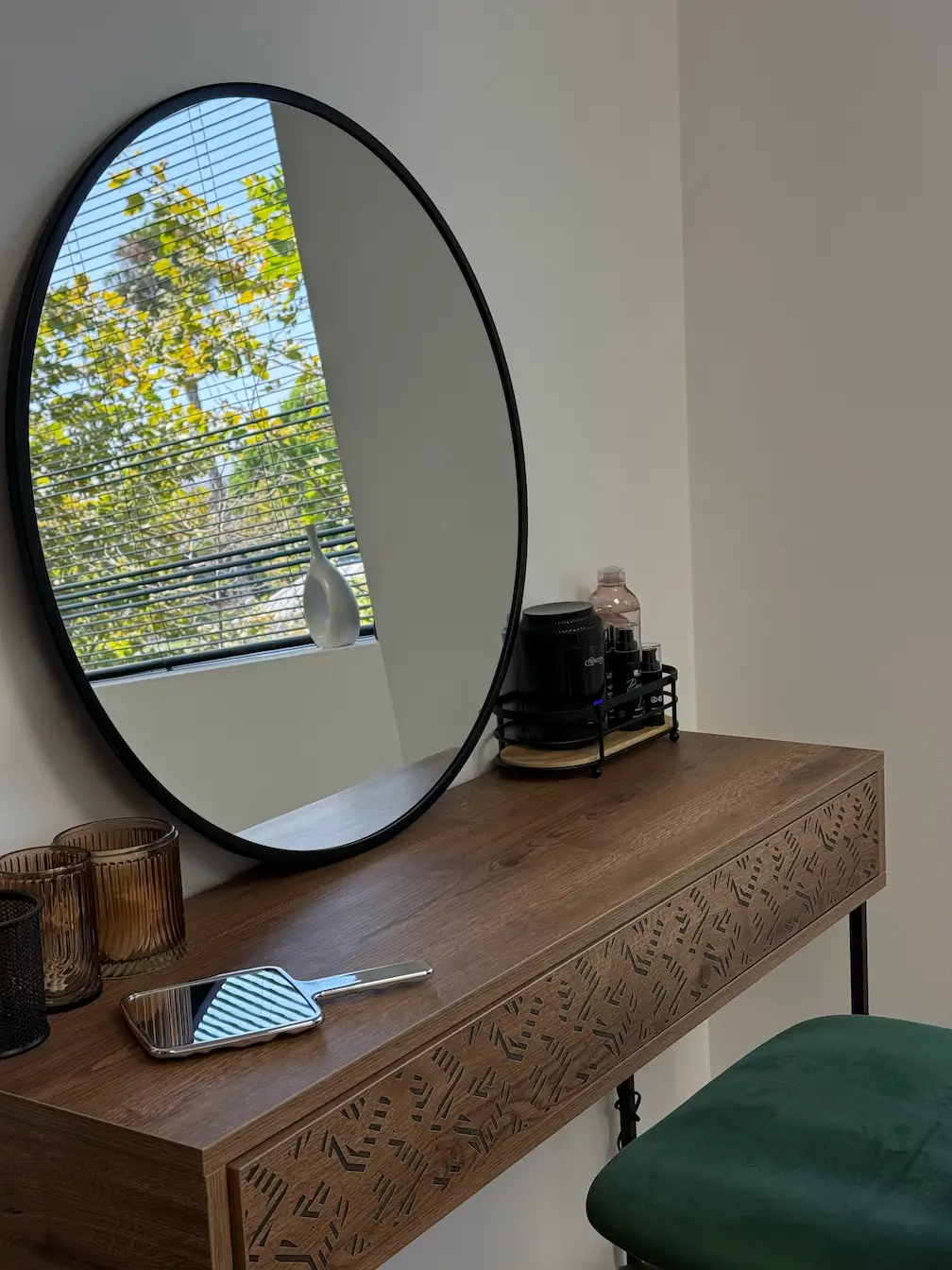 Lash extension corner with soft ring light and minimalist decor