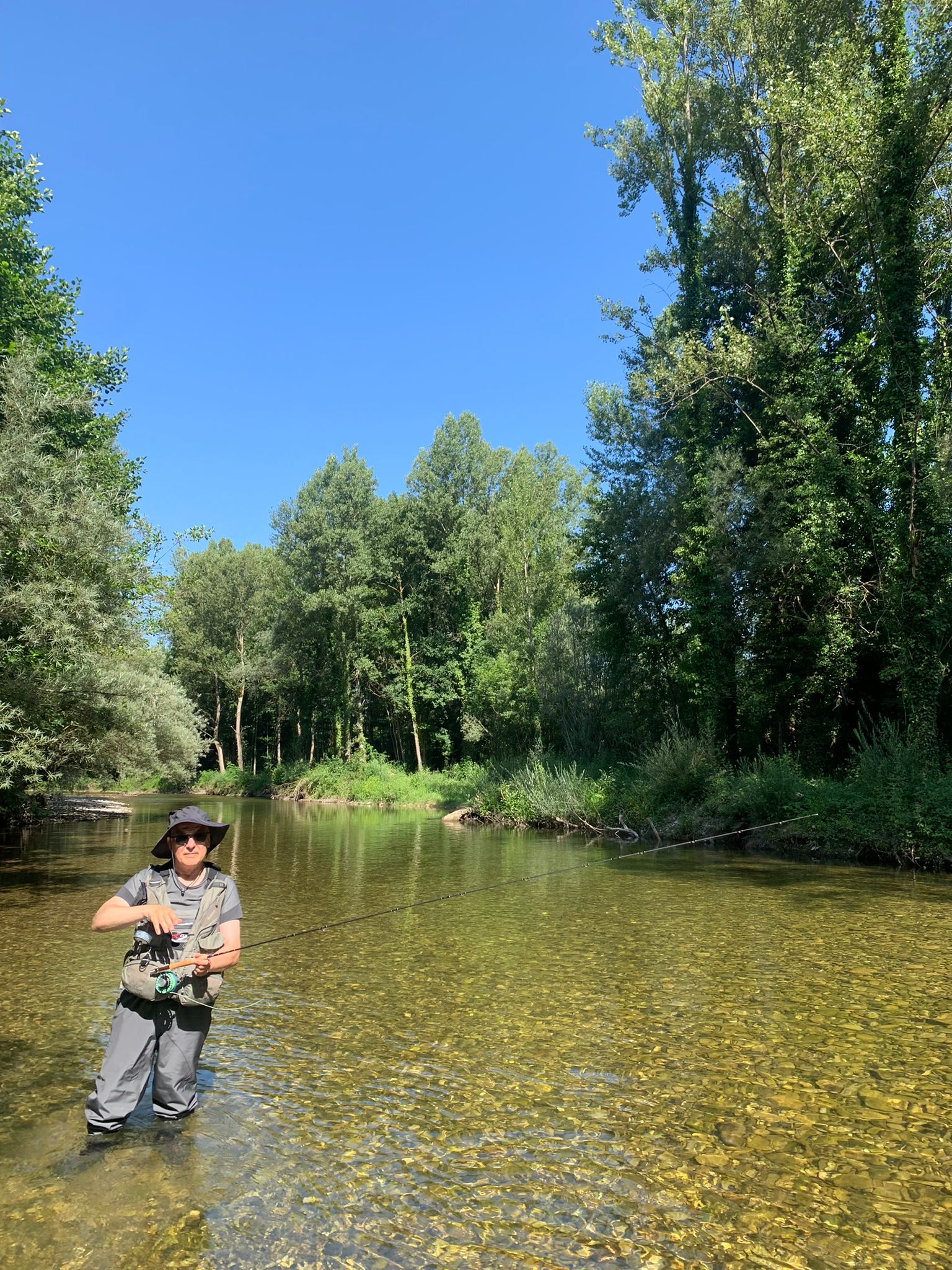 Book your fly fishing adventure on the Tiber River in Tuscany. Enjoy trout fishing in the heart of Italy, paired with excellent food and wine. Learn advanced techniques from expert guides. Ideal for a delightful Italian excursion.