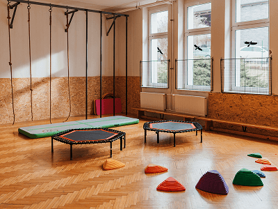 Tělocvična vybavená trampolínami a balančními prvky