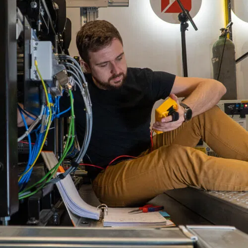 Instruktorius naudojasi įranga prie spintos