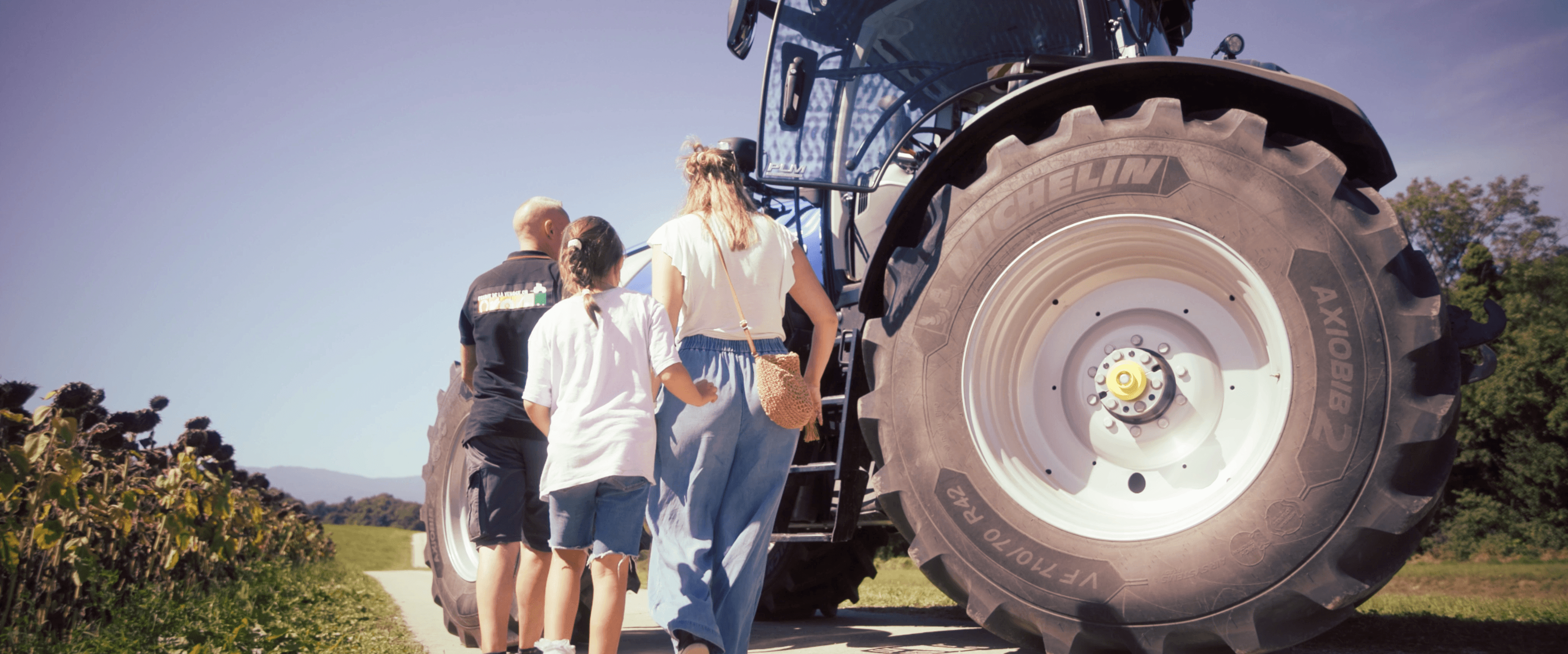 famille qui marche pour rentrer dans le tracteur