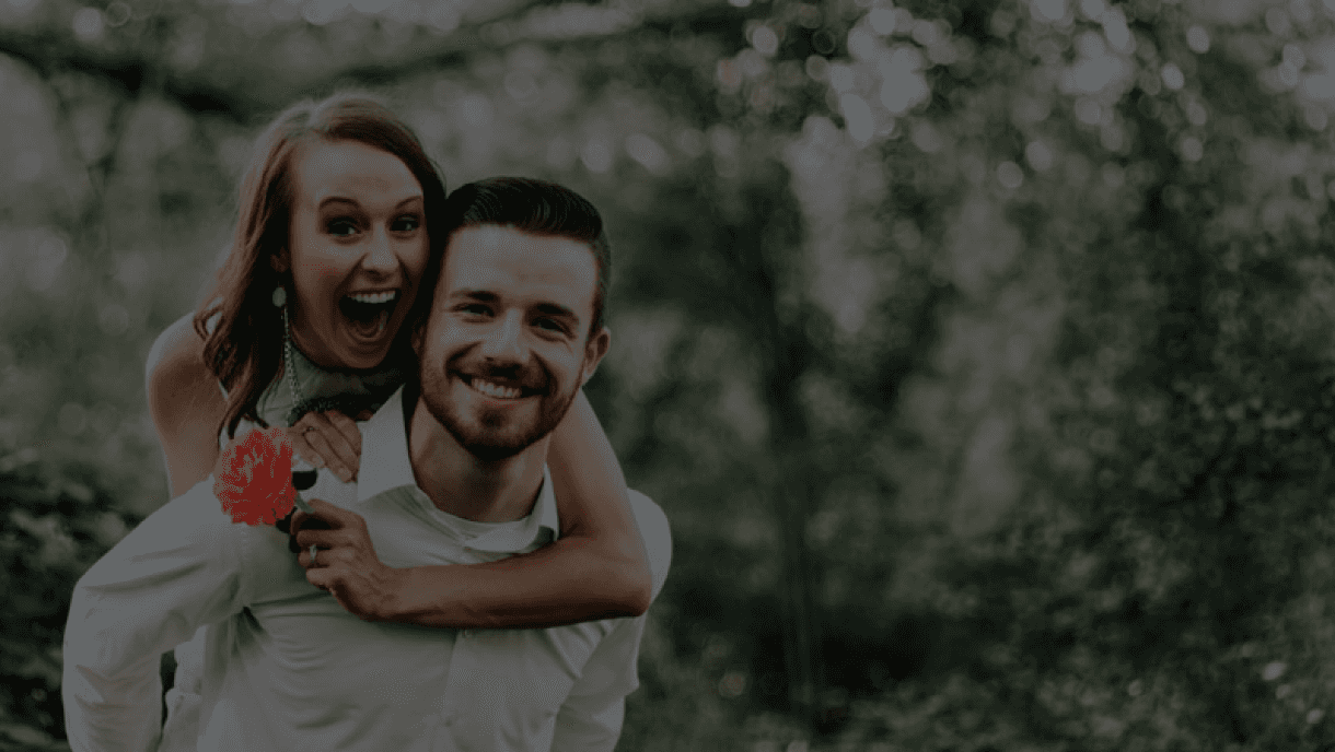Fotografía de una pareja sonriendo y compartiendo un momento cercano en un ambiente iluminado, utilizada para ilustrar el bienestar y la salud mental.