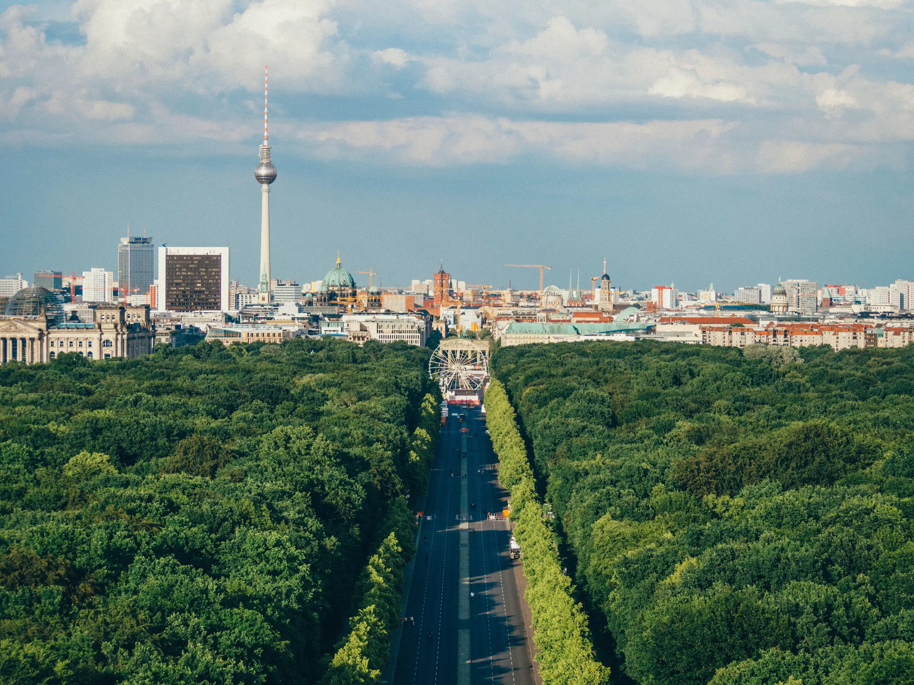 Luftansicht von Berlin mit Fernsehturm: Symbolisch für die Gründungsstadt von Global Changer