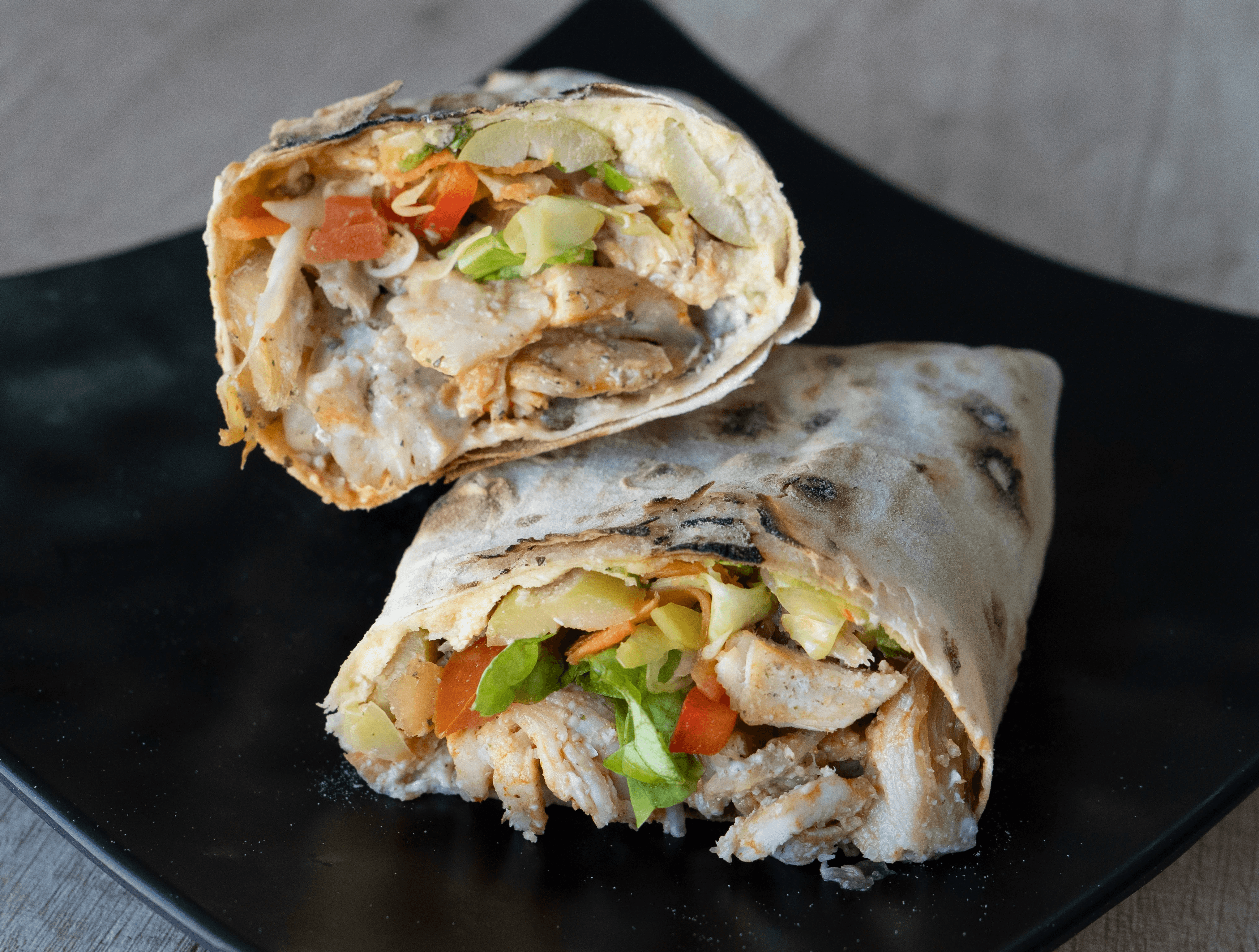 shawarma de pollo envuelto con pan lavash.