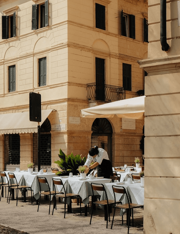 Terrasse restaurant dans une ville européenne -saison été professionnels de l'hôtellerie-restauration