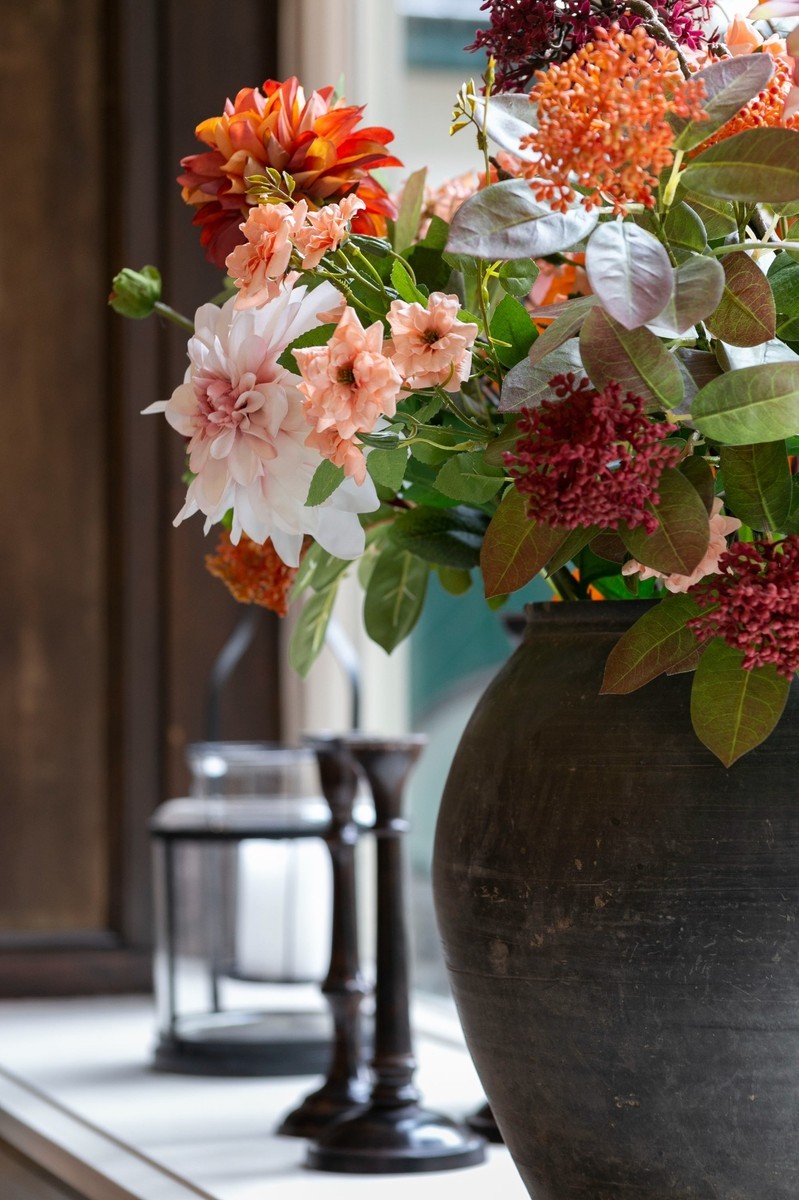 vensterbank styling pot bloemen en kaarsen