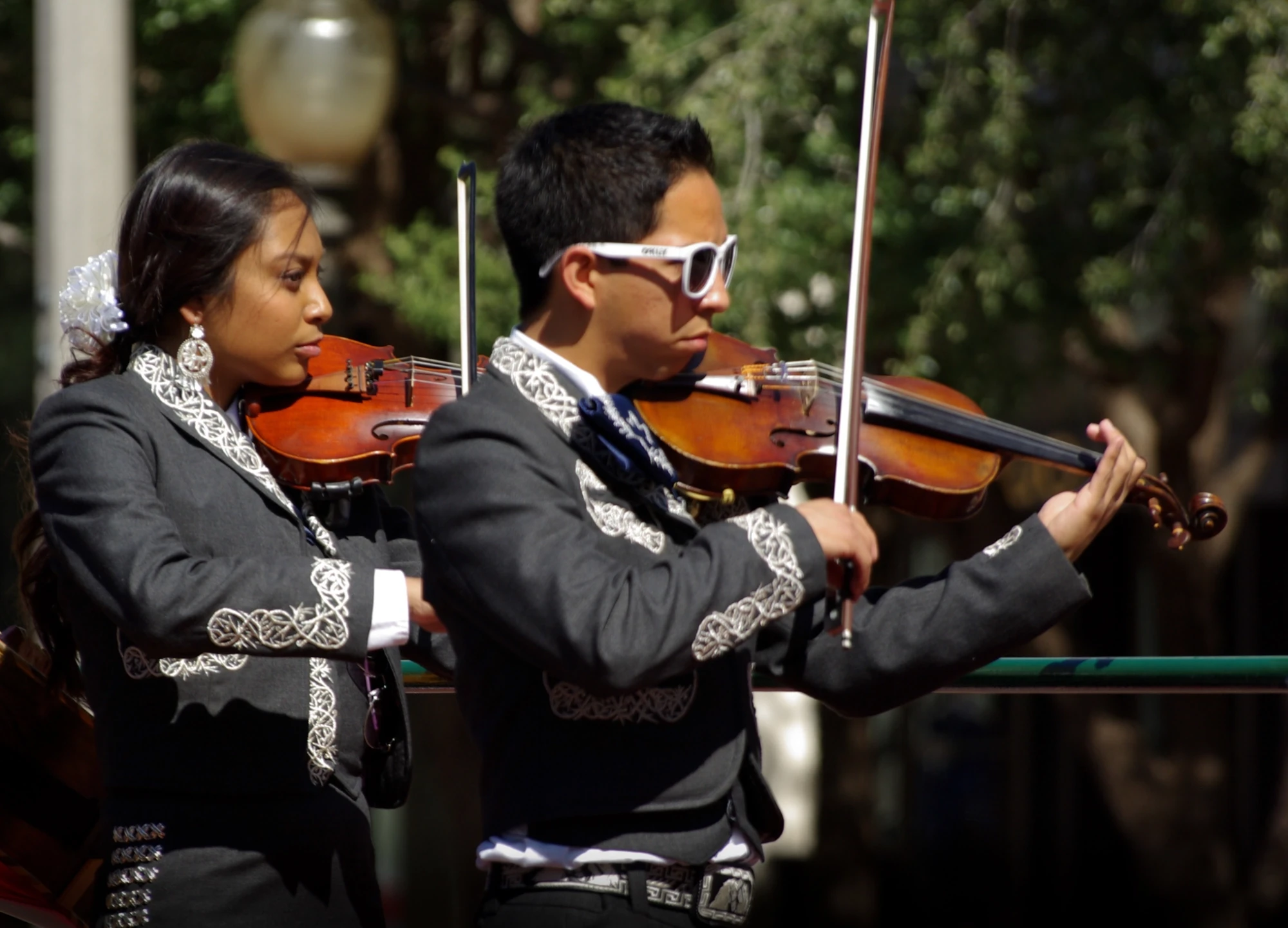 young kids playing violins
