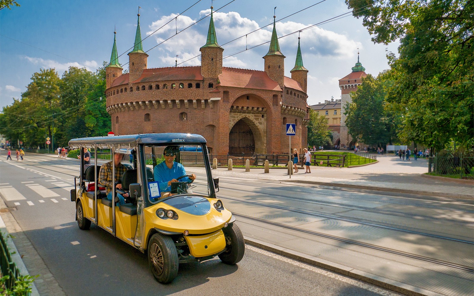 电动车之旅，途经克拉科夫历史悠久的巴比坎。