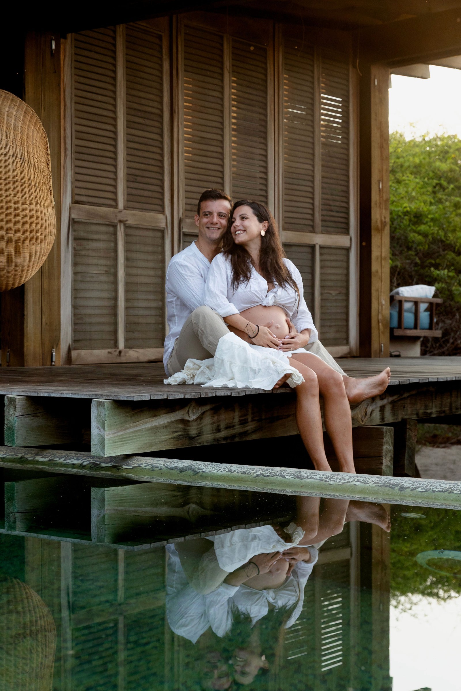 Embarazo capturado en una sesión fotográfica en la playa