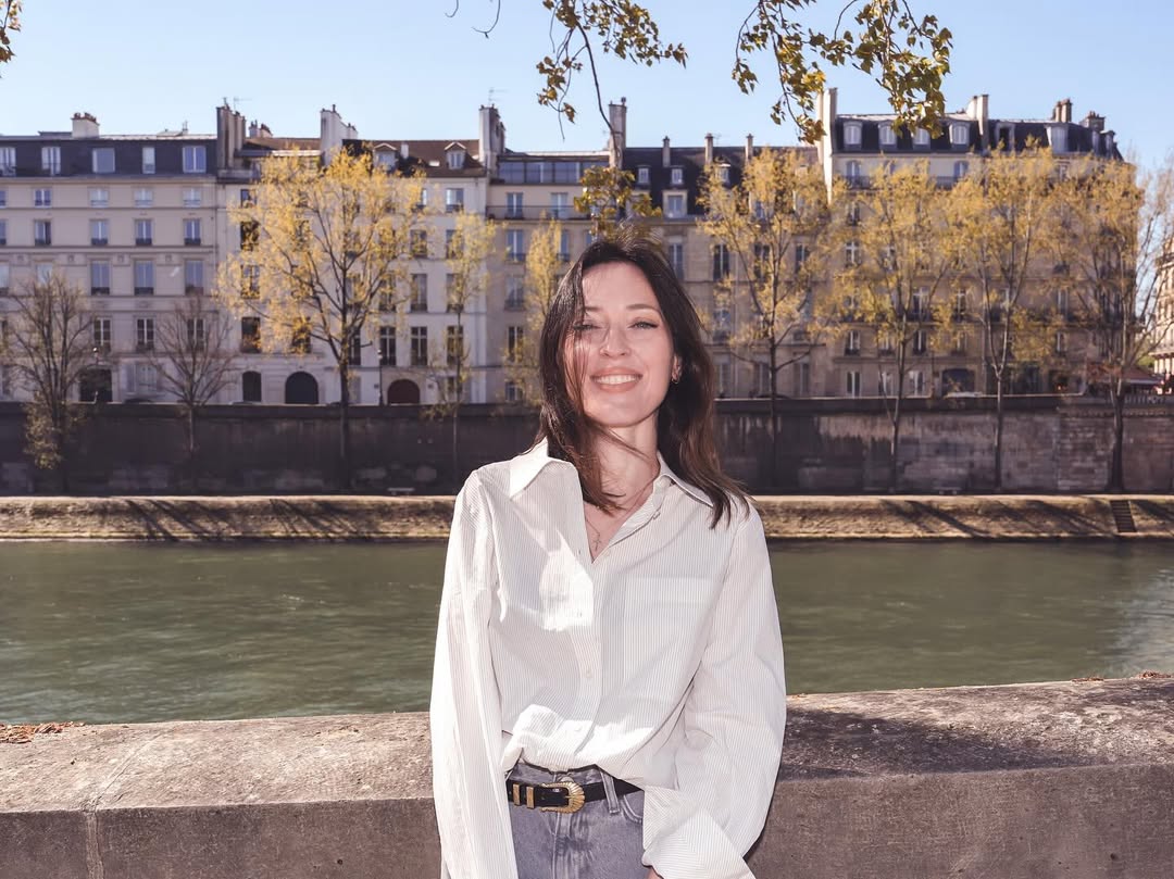 Laptop displaying website on wooden table