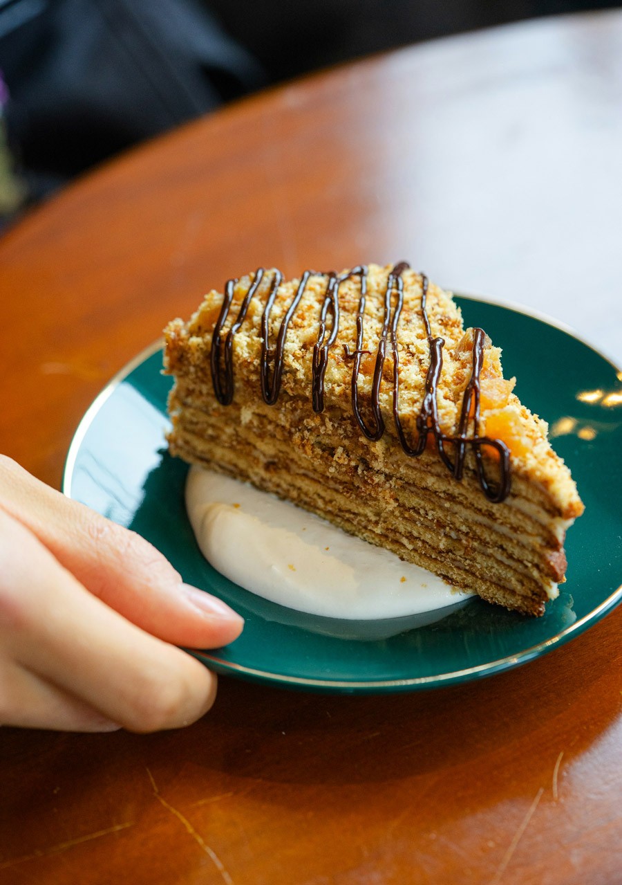 Stück hausgemachter Kuchen auf einem Teller im Bears Coffee Bucks, Café in Neuss