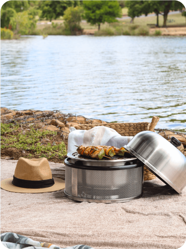 Una parrilla COBB Premier en un parque