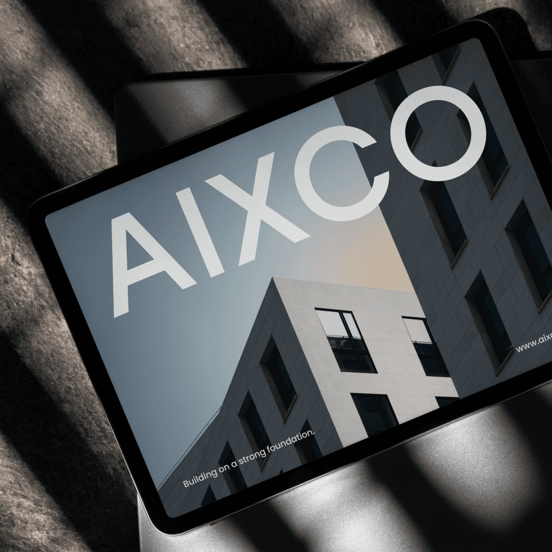AIXCO-Logo, das auf einer modernen Gebäudefassade angezeigt wird und die Markenidentität hervorhebt.