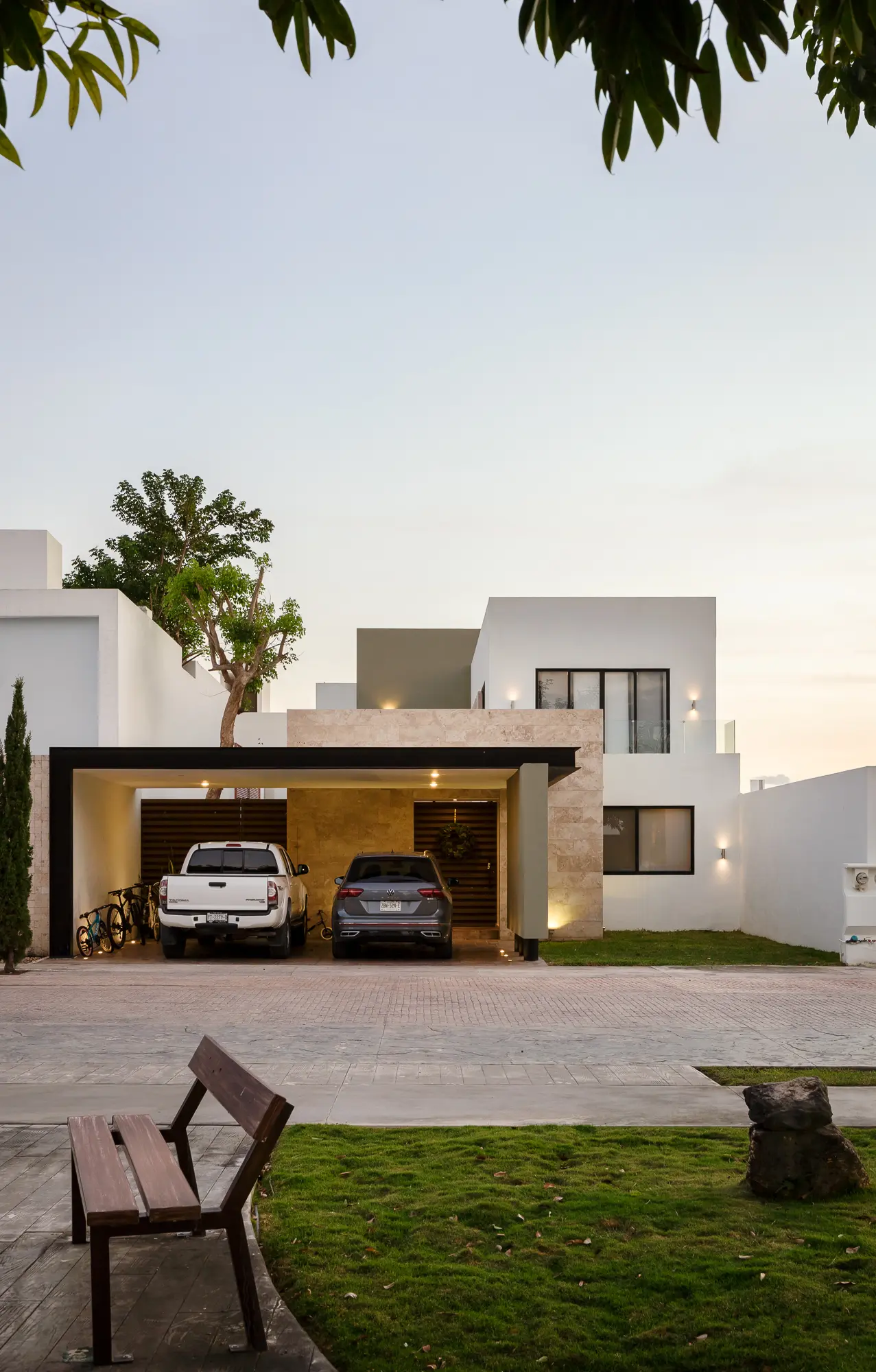 Casa Porto RC - Fachada desde parque, atardecer