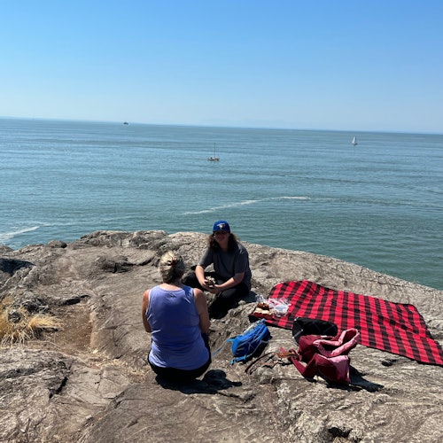 在骑行和徒步之间享用野餐午餐。