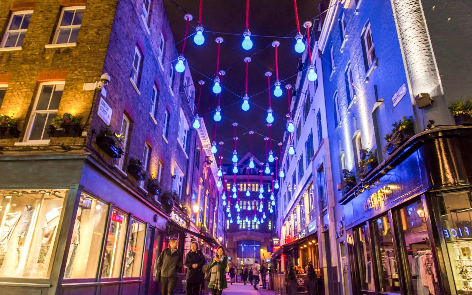 イーティング・ロンドンのトワイライト・ソーホー フード＆ドリンク ツアーでは、青いライトが照らされたソーホー通りです。