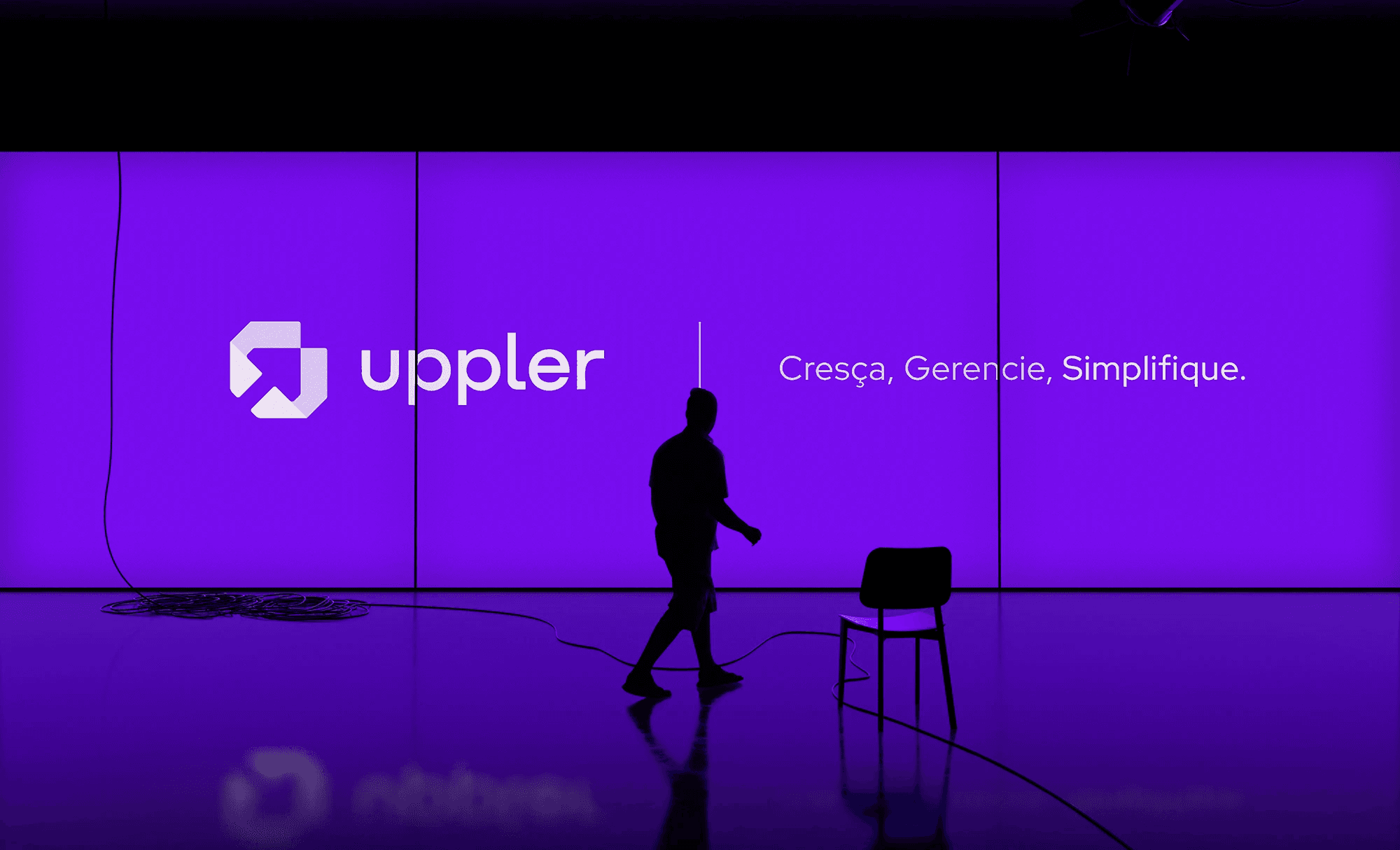 Telão digital com logotipo e slogan da marca