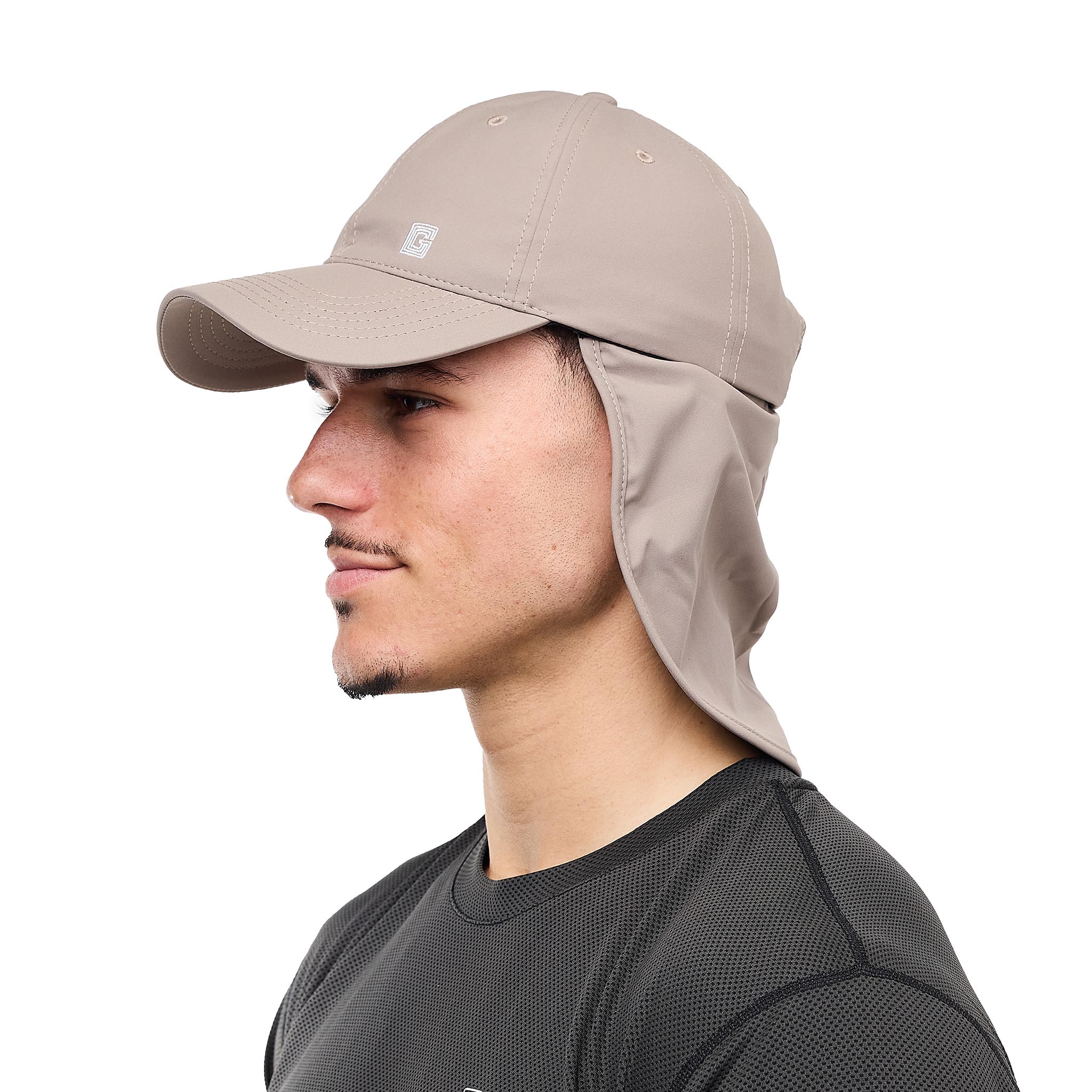 Homme portant une casquette saharienne rafraîchissante G-Heat beige avec protège-nuque anti-UV