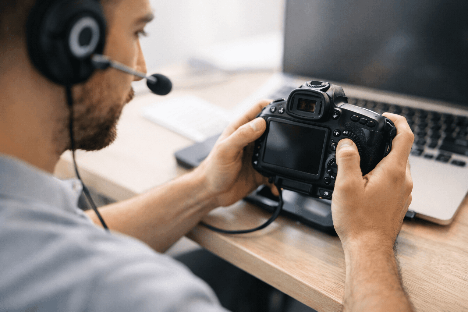 Online Trade-In Prozess am Smartphone: Eine Hand tippt auf ein Handy-Display, das auf einem Holztisch liegt. Im Hintergrund steht eine hochwertige Spiegelreflexkamera (DSLR) als Symbol für das einzutauschende Gebrauchtgerät. Helle, natürliche Lichtstimmung.