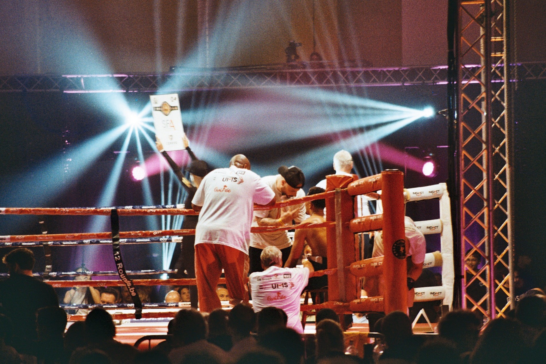 Ring de boxe et équipe de coin pendant un événement