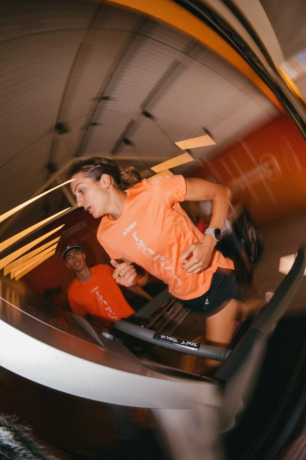 Female athlete on a treadmill wearing Adidas Terrex gearde course portant les équipements ADIDAS Terrex