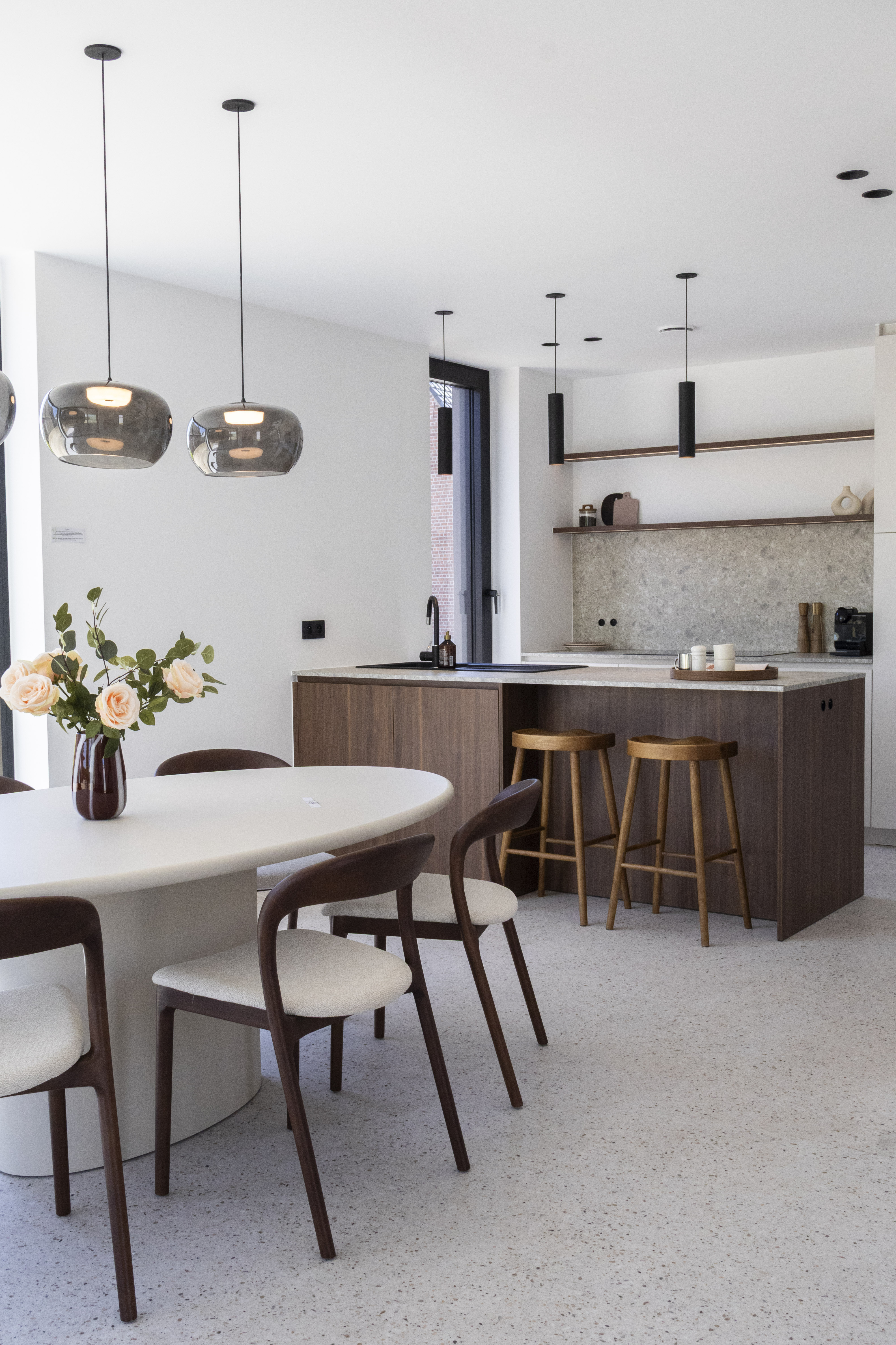 keuken met notelaarshout en eettafel