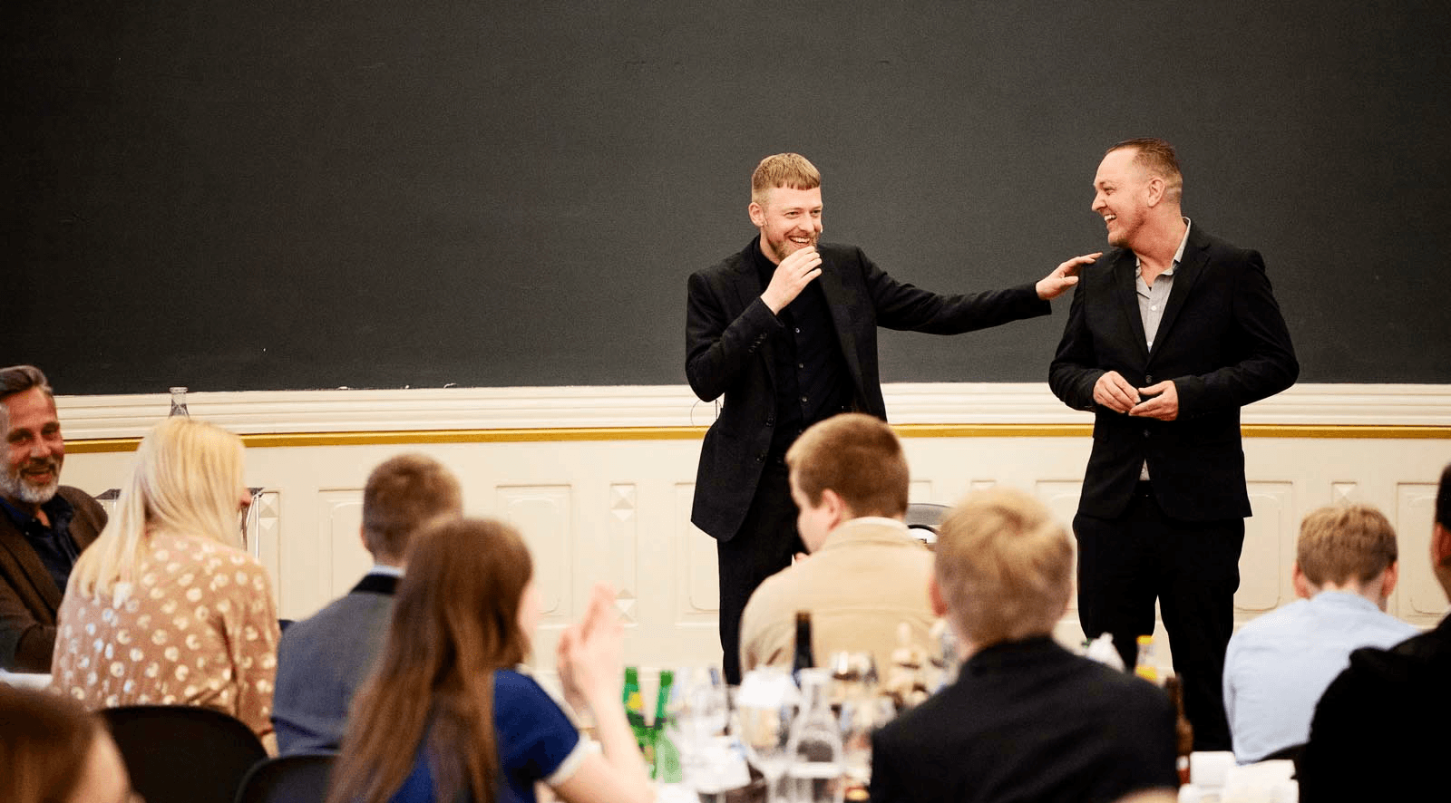 Tankelæsning og grin til firmaets julefrokost