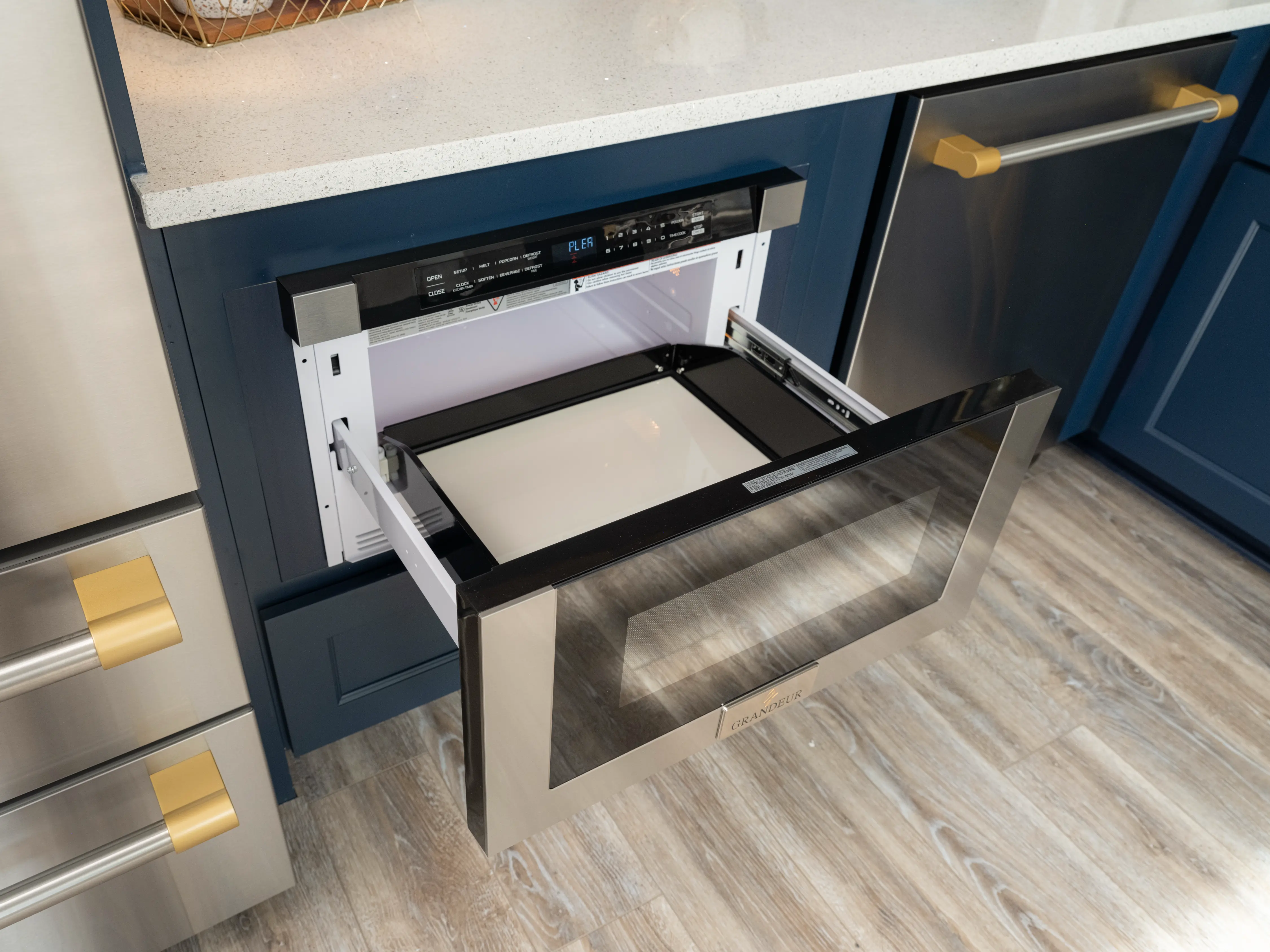 MICROWAVE UMDM2455AS