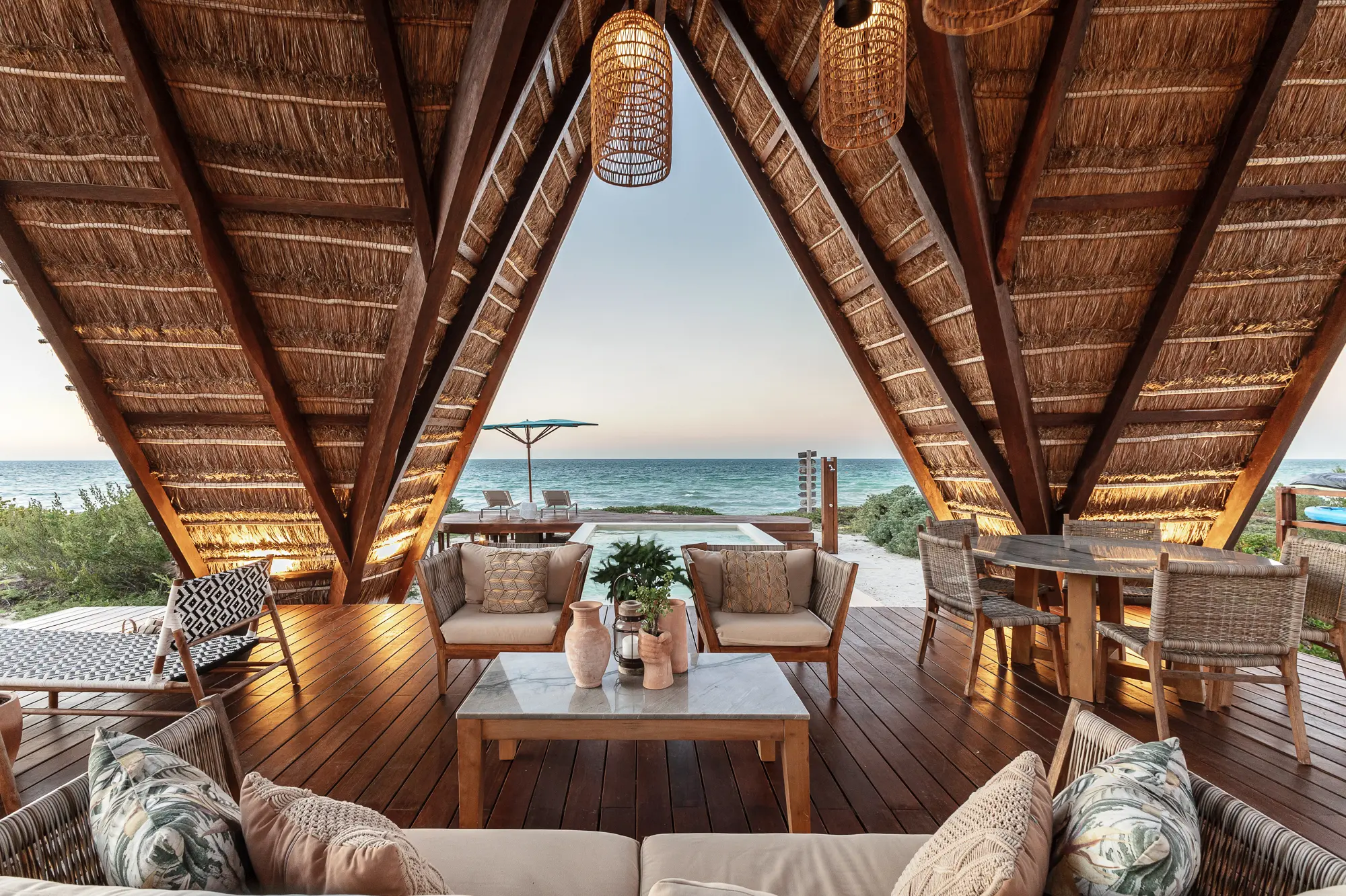 Tulum 21 - Vista desde el interior de la palapa hacia la playa