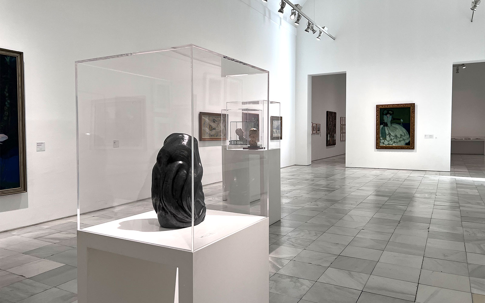 马德里雷纳索菲亚博物馆的雕塑和绘画展览。