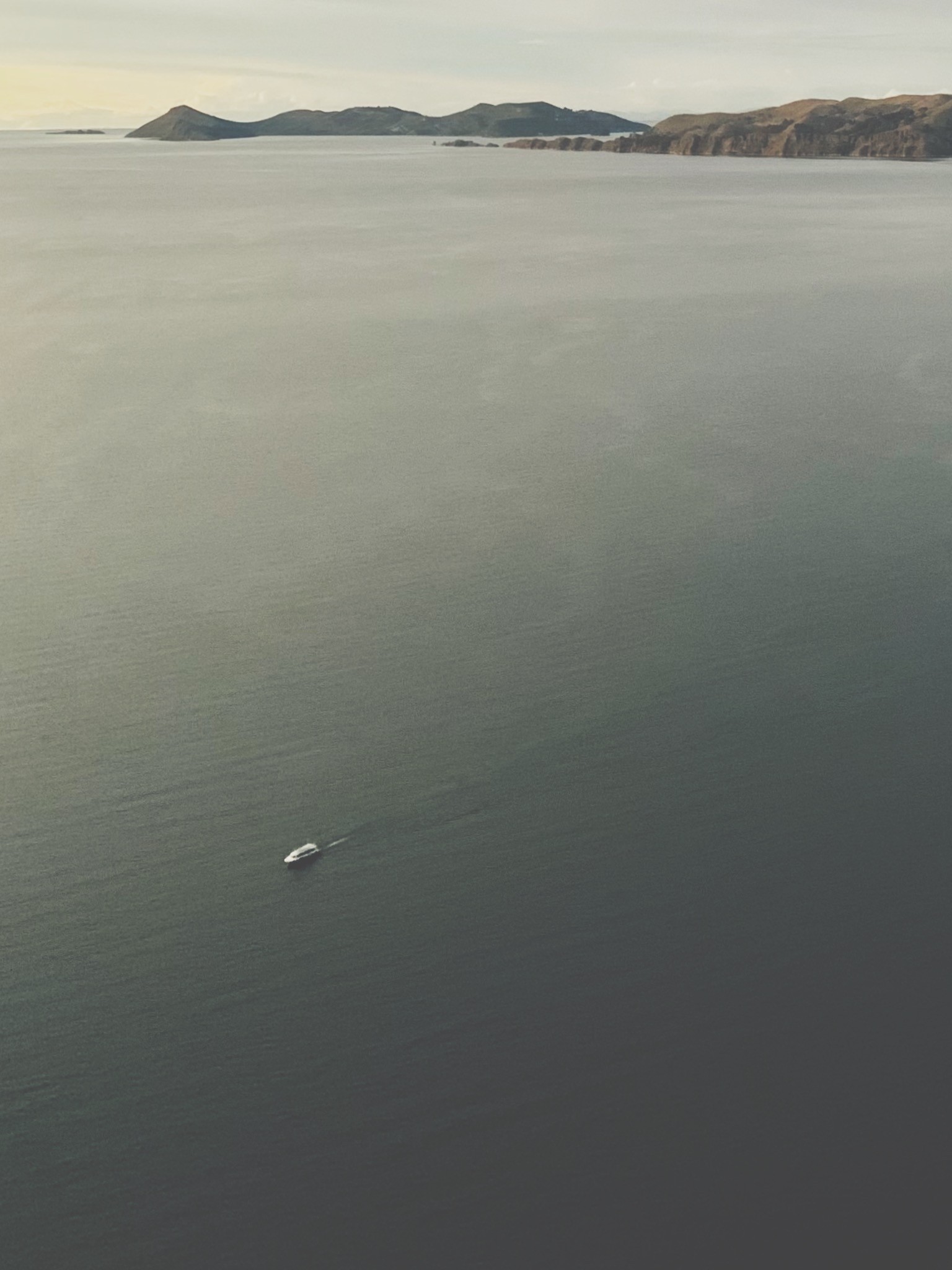 Lancha navegando por el Lago Titicaca