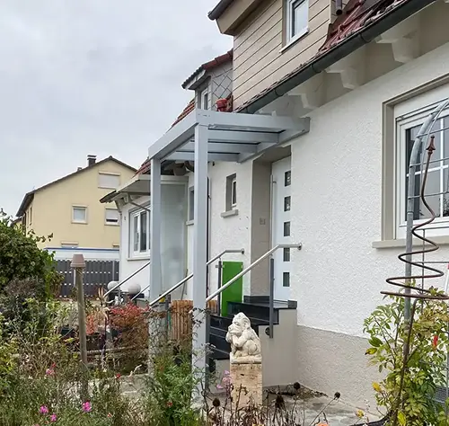 Eingangsüberdachung über einer Haustür