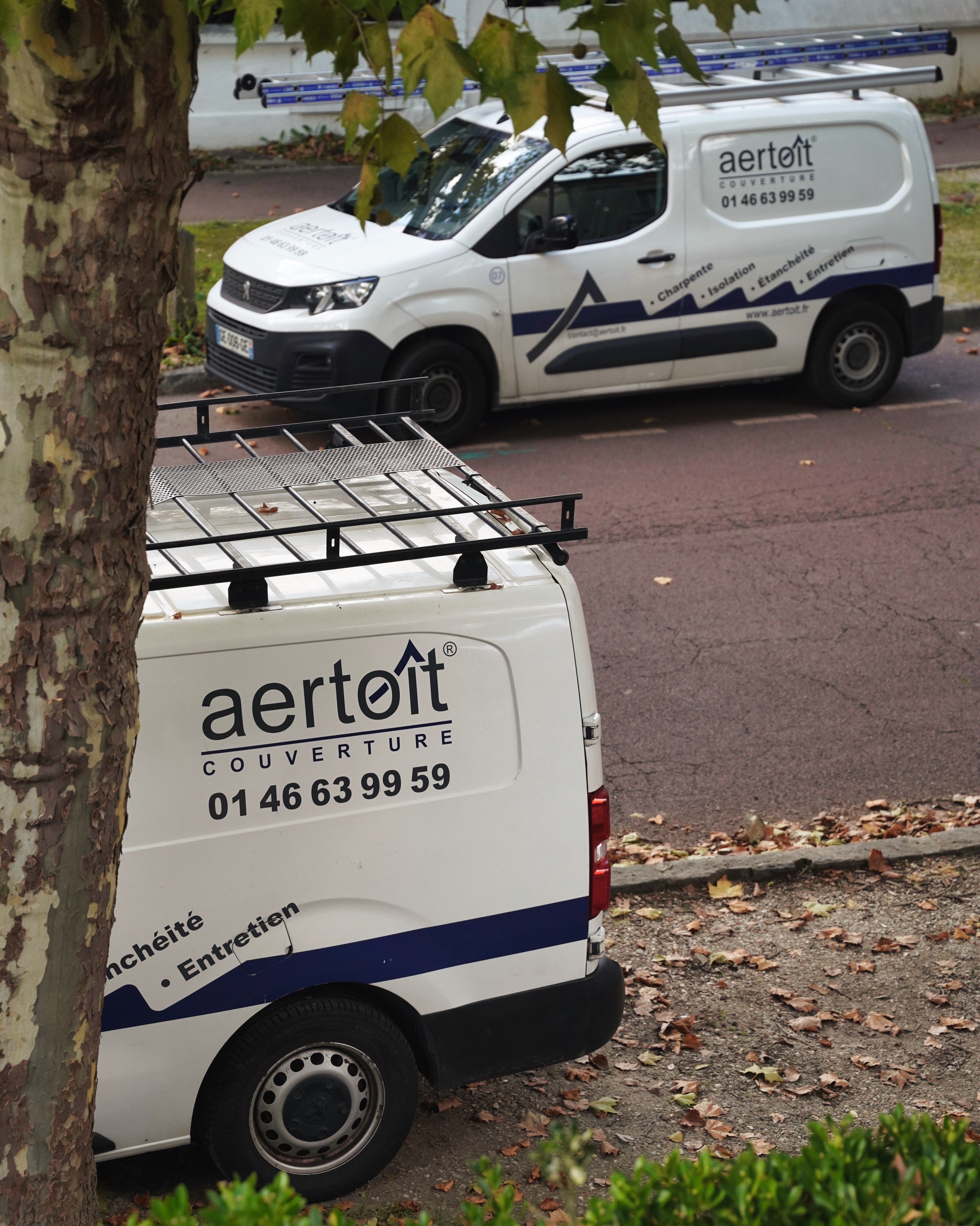 couvreurs sur chantier de toiture avec isolation sarking fibre de bois