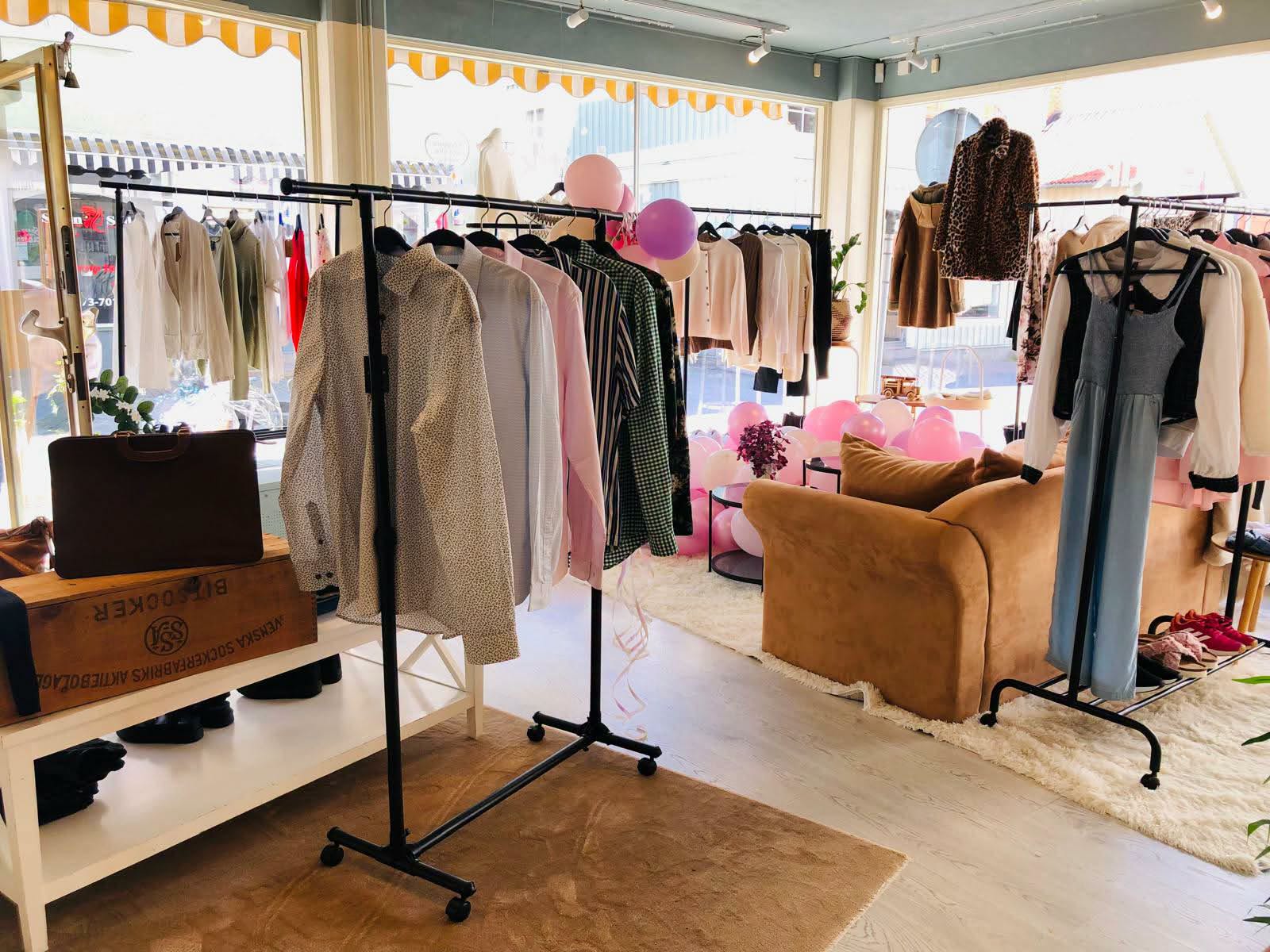 Butik Vinternatts lokal med klädställningar, soffa och rosa ballonger på öppningsdagen.