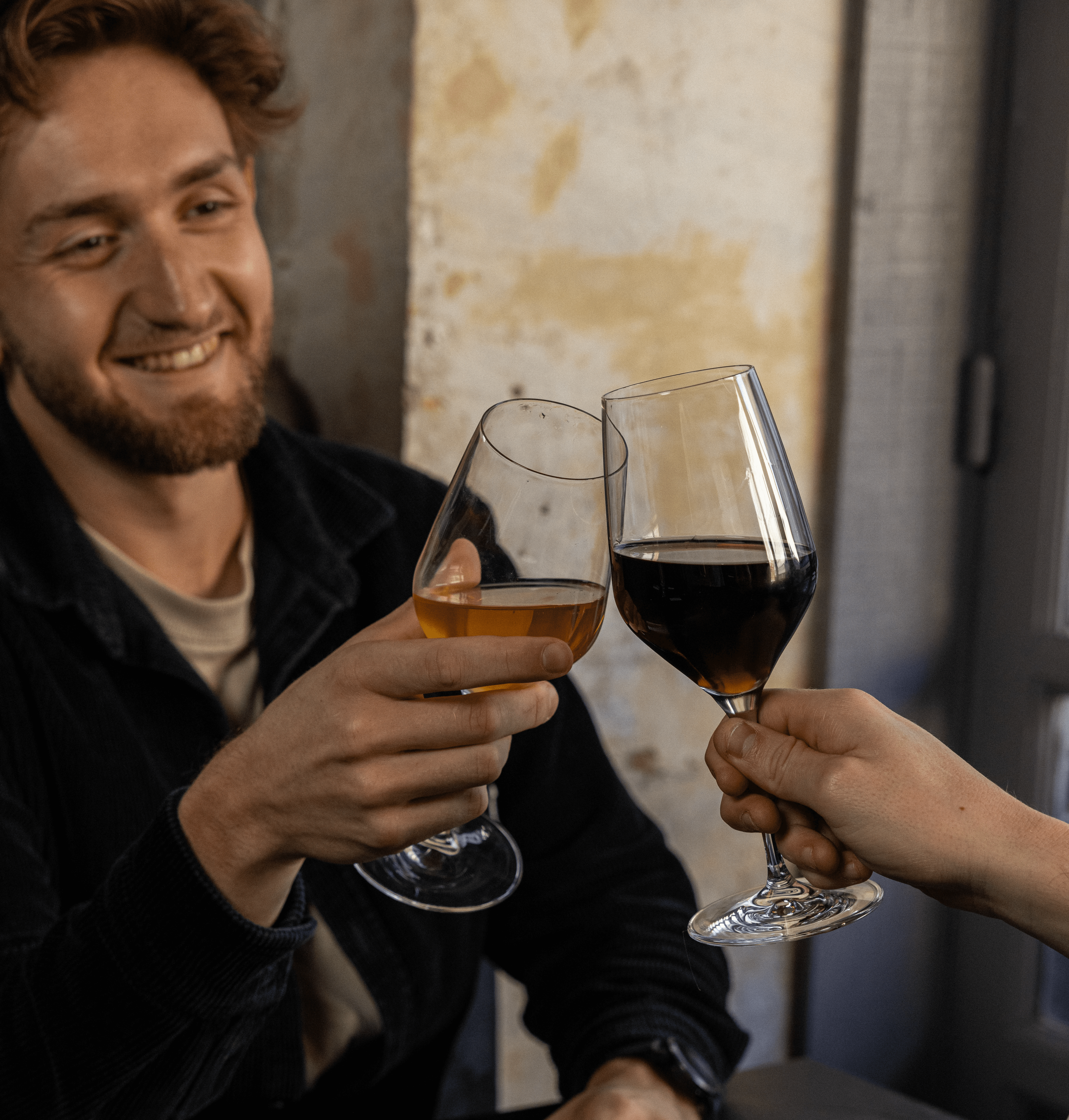 Clients trinquant avec des verres de vin au restaurant LAVA à Paris, illustrant une ambiance conviviale et élégante autour d’accords mets et vins au cœur du Quartier Latin.