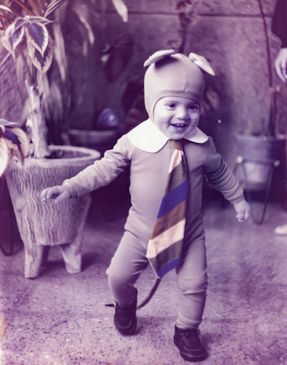 niño disfrazado de un ratón con corbata