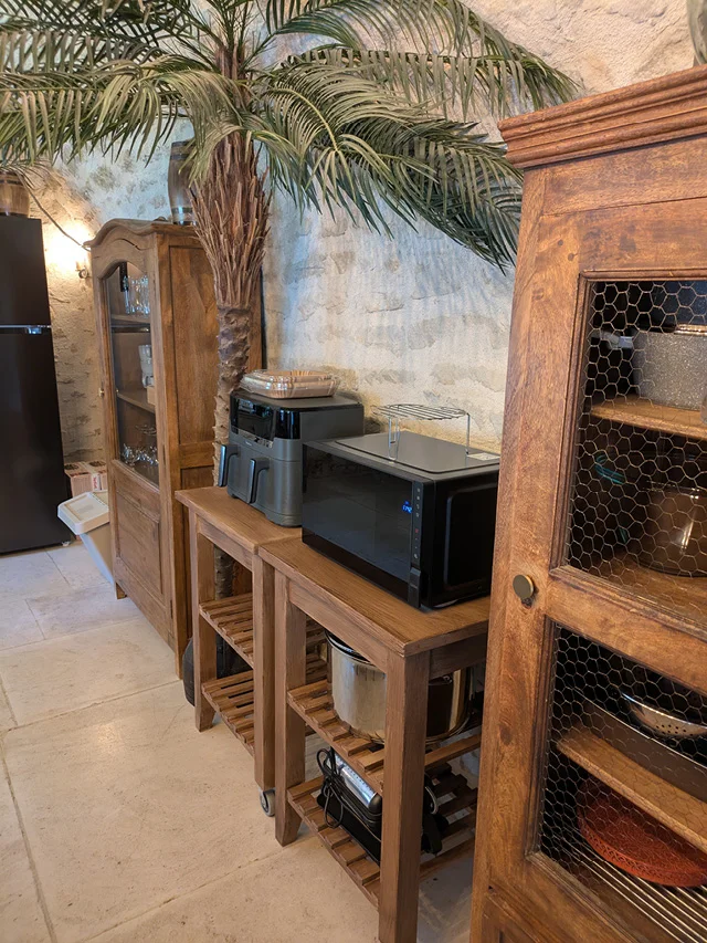 Détail de la cuisine équipée du gîte La Tuilerie du Cinéaste en Côte-d'Or