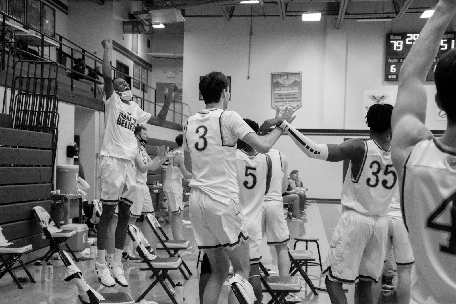 Salon sahasında basketbol oynayan genç sporcular
