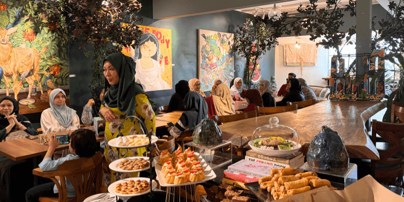 Sekumpulan pelanggan di Aperture Cafe, TTDI.