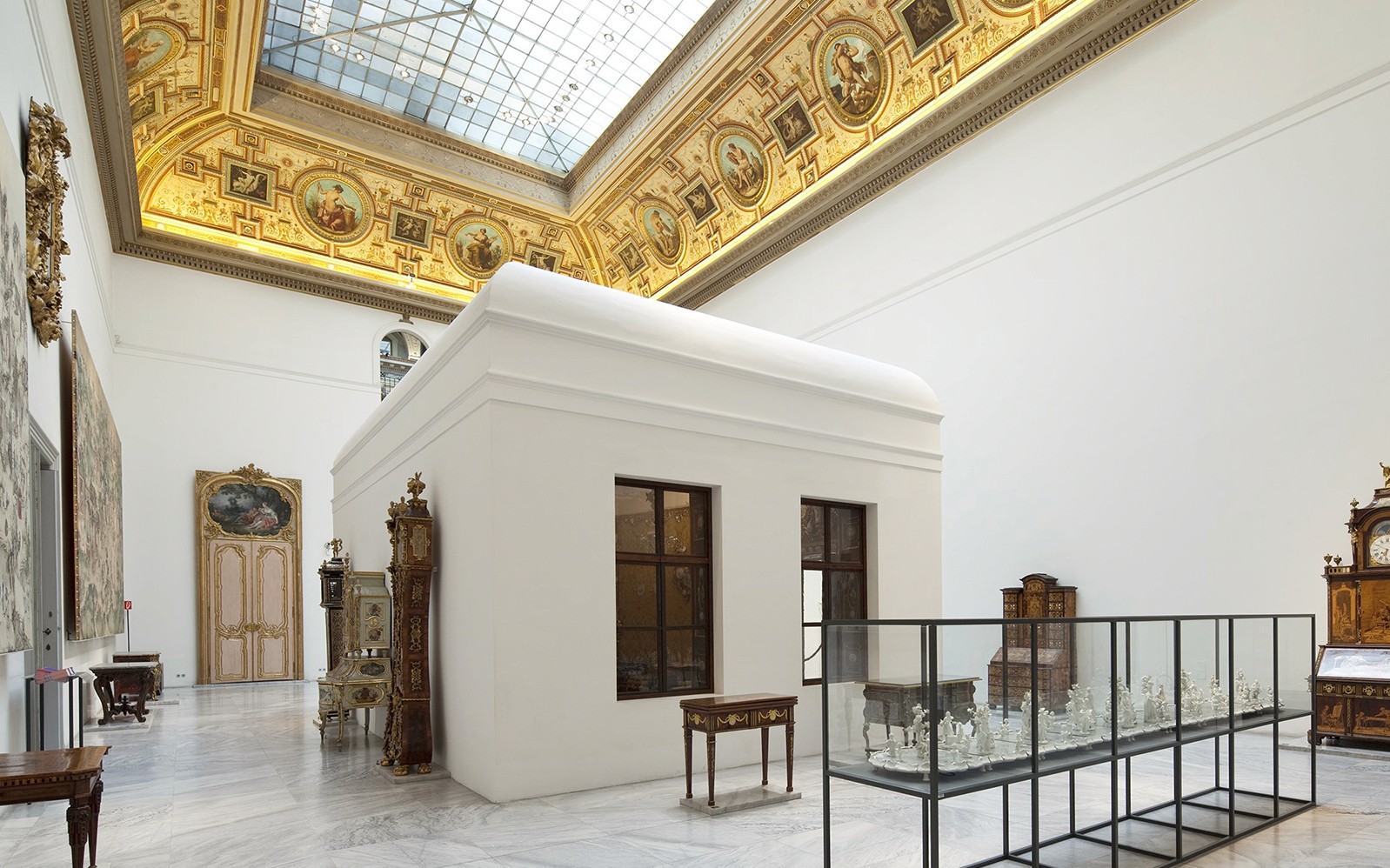 Interior Museum MAK Vienna dengan langit-langit berhias dan pameran sejarah.