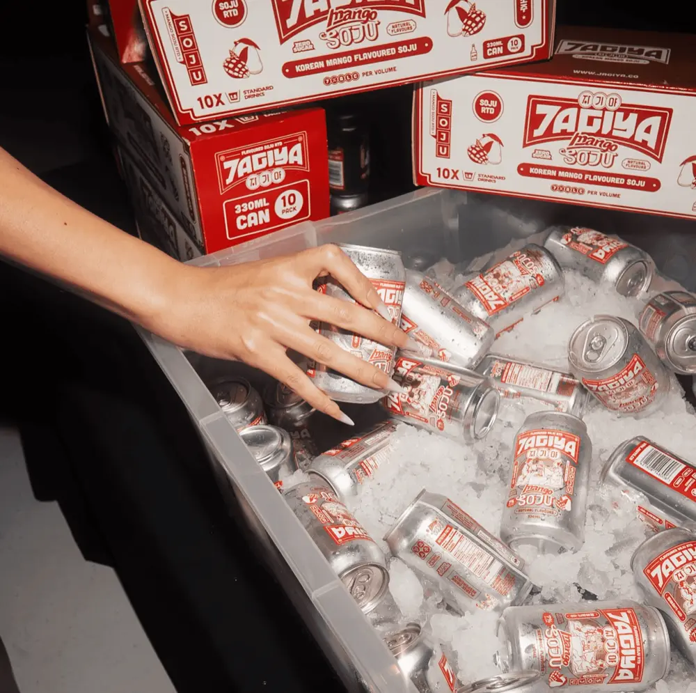 silver iMac displaying color gradient