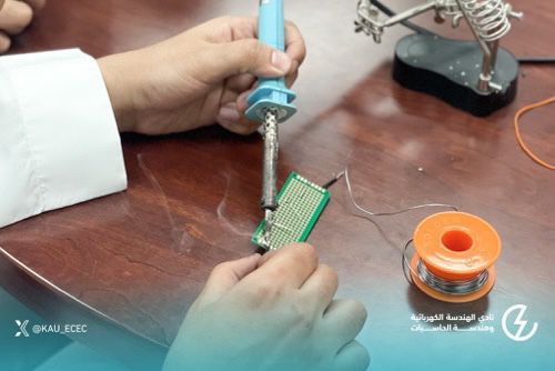 لقطة من الجانب العملي :استخدام كاوية اللحام مع لوحة تجارب لتثبيت المكوّنات