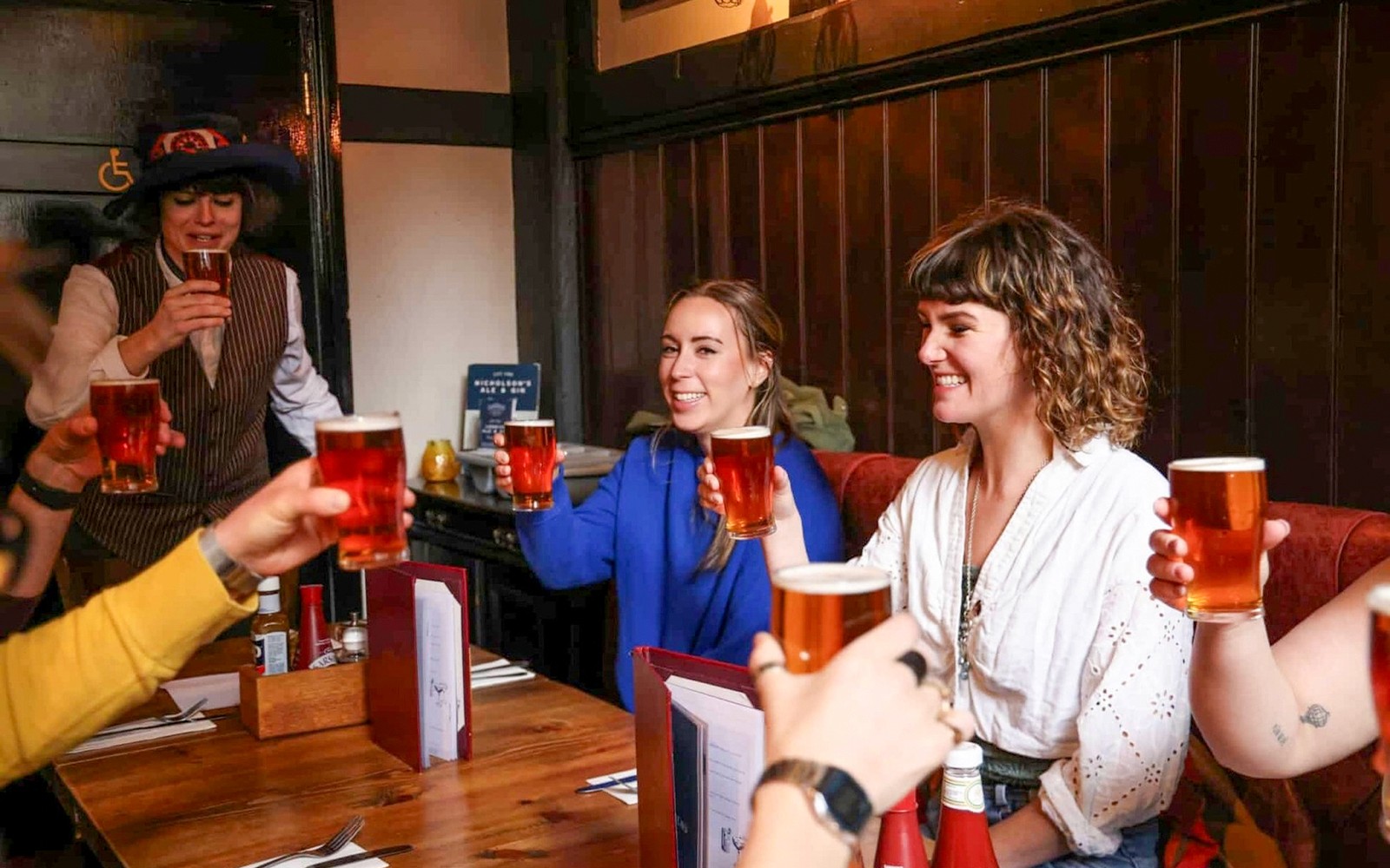 Gruppe genießt Pints in einem Londoner Pub auf der 'Heart of The City' Food Tour.