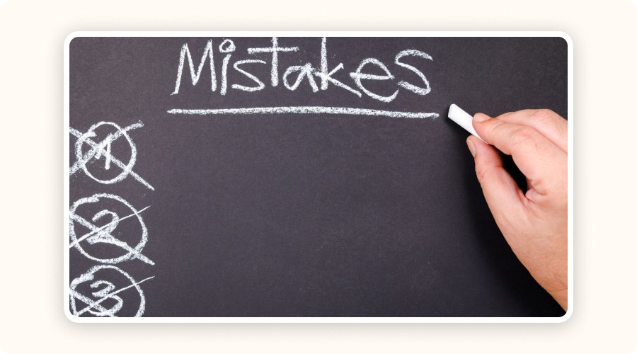 Hand writing the word “Mistakes”&nbsp;