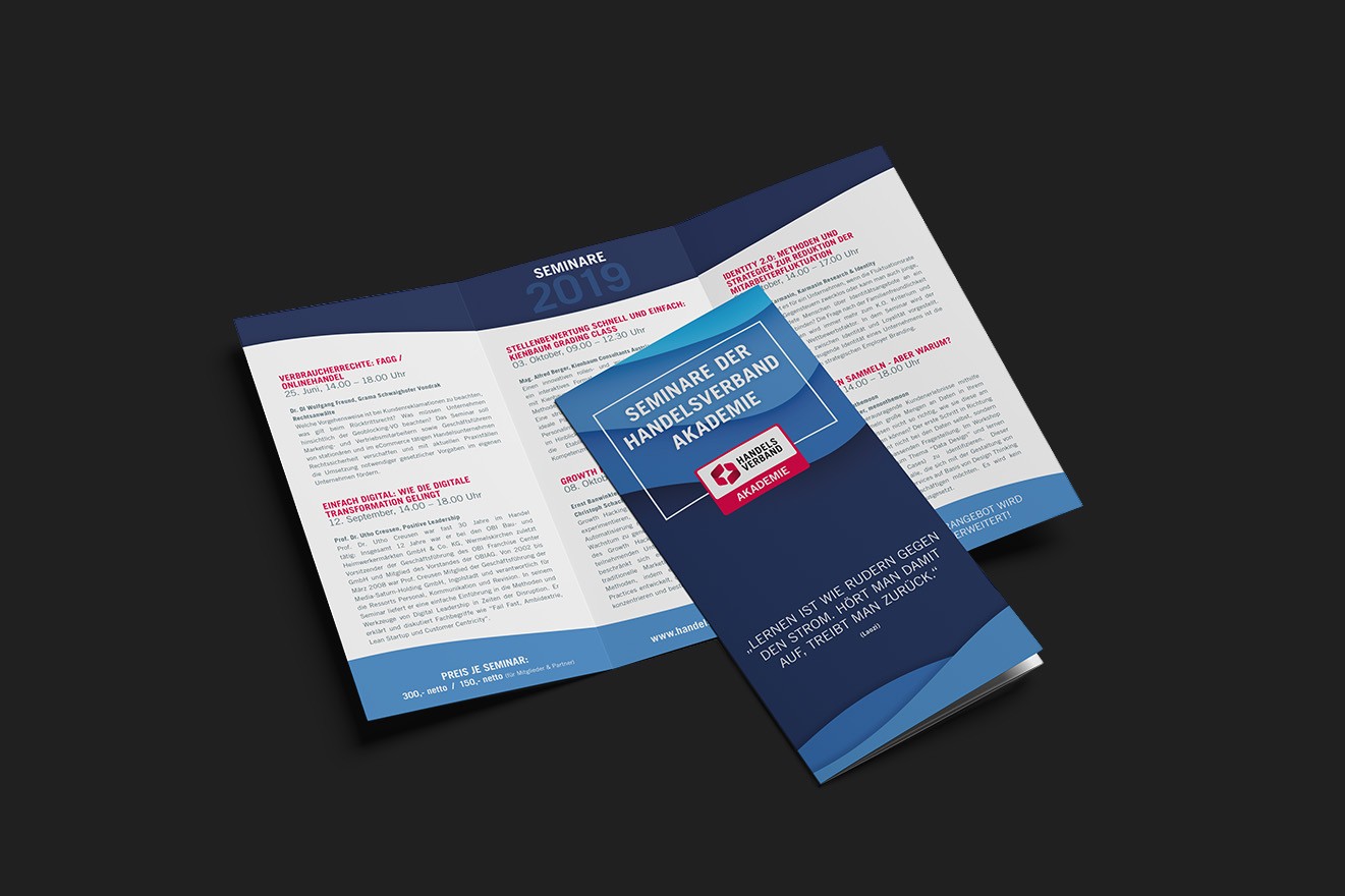 A4 Falz-Folder mit Coverseite und Innenansicht. Gestaltung von Informations- und Kommunikationsmedien zur strukturierten Vermittlung komplexer Inhalte im Printbereich