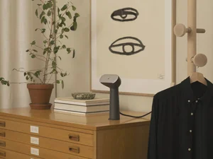 Dans le lookbook de la marque Danoise Another Aspect, le mannequin porte un costume gris et une chemise blanche