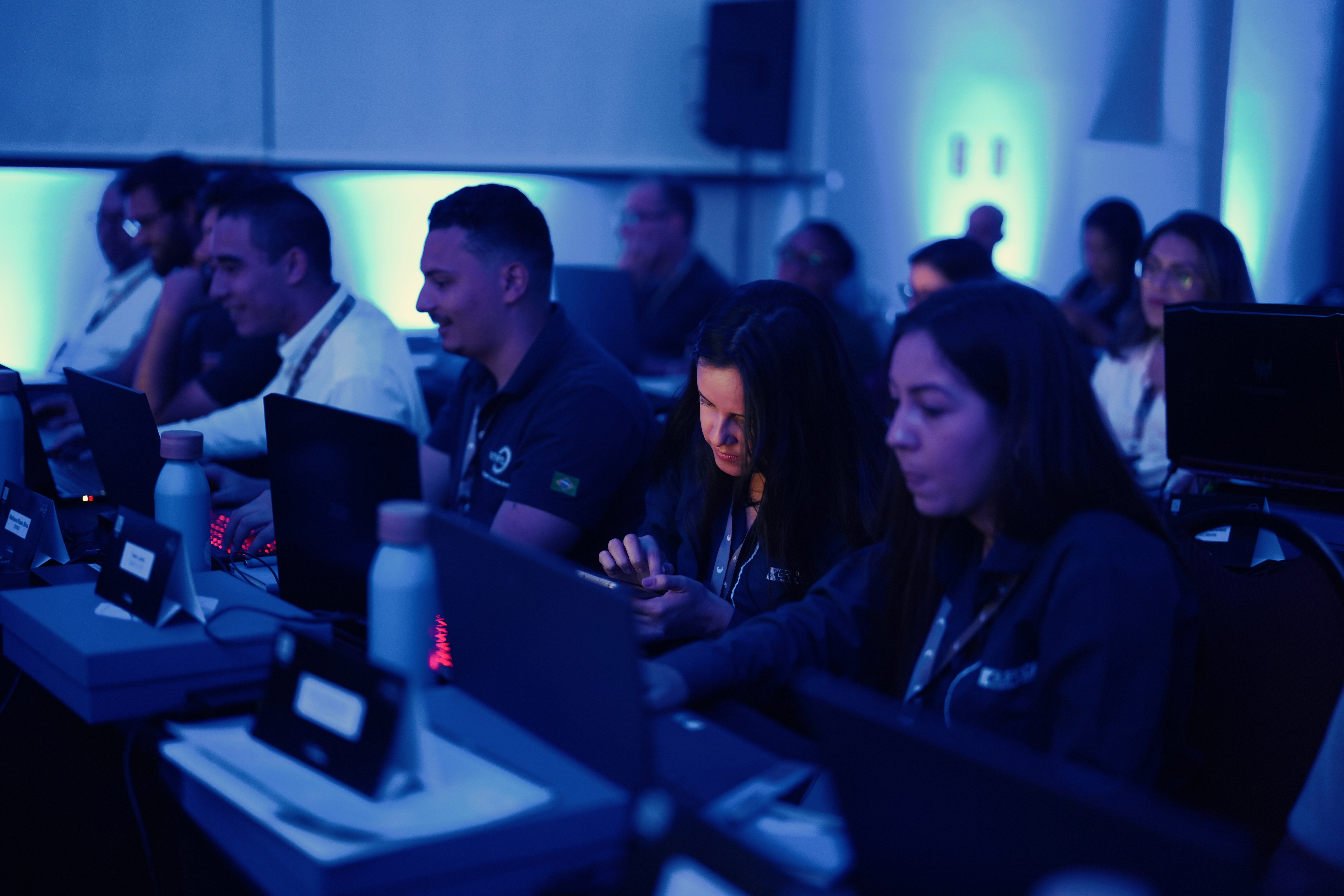 Imagens de pessoas sentadas no evento IPM