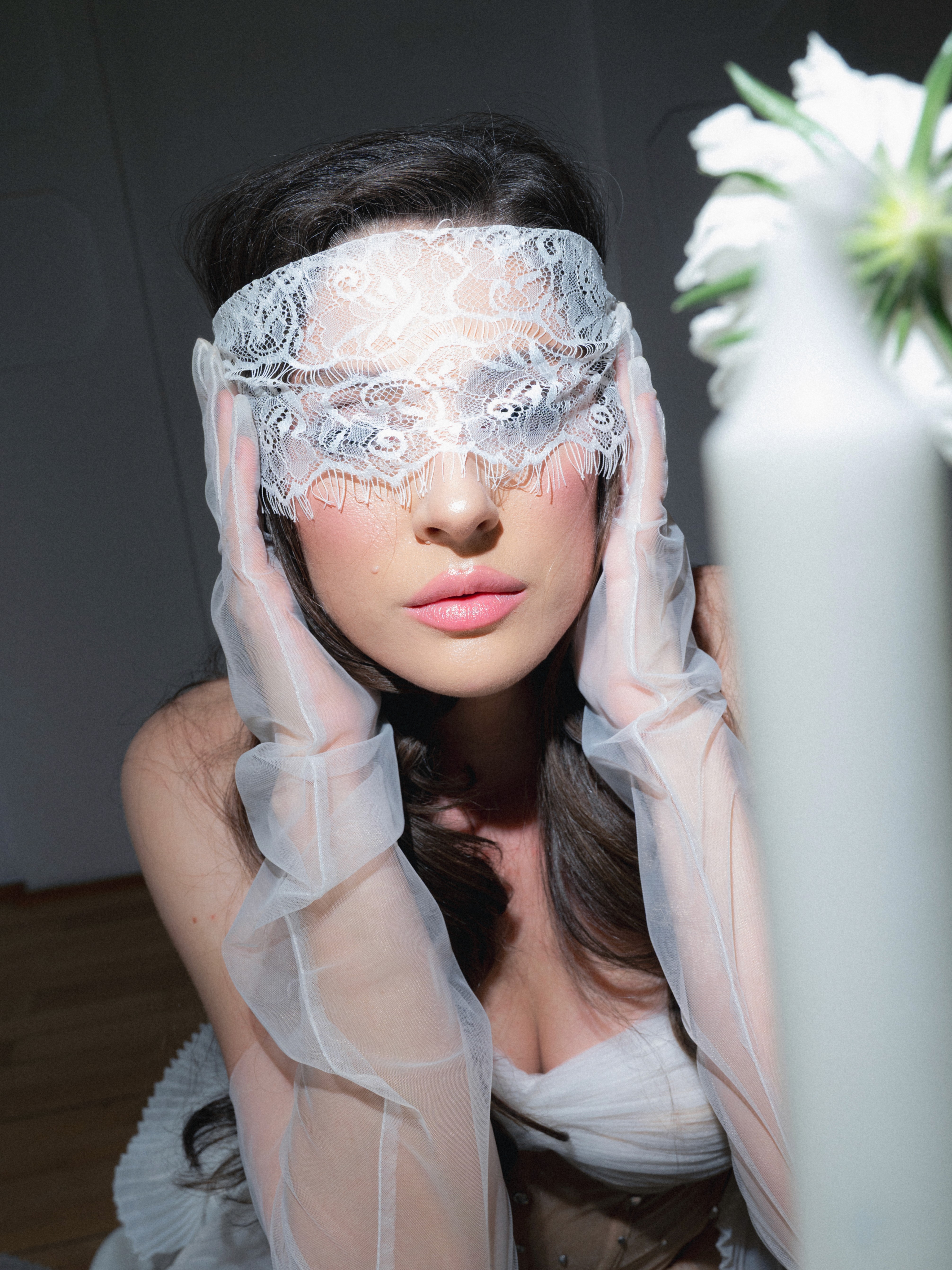 Prim-plan artistic cu mireasă și accesorii transparente, fotografie de nuntă inspirată din moda editorială și stil luxury bridal.