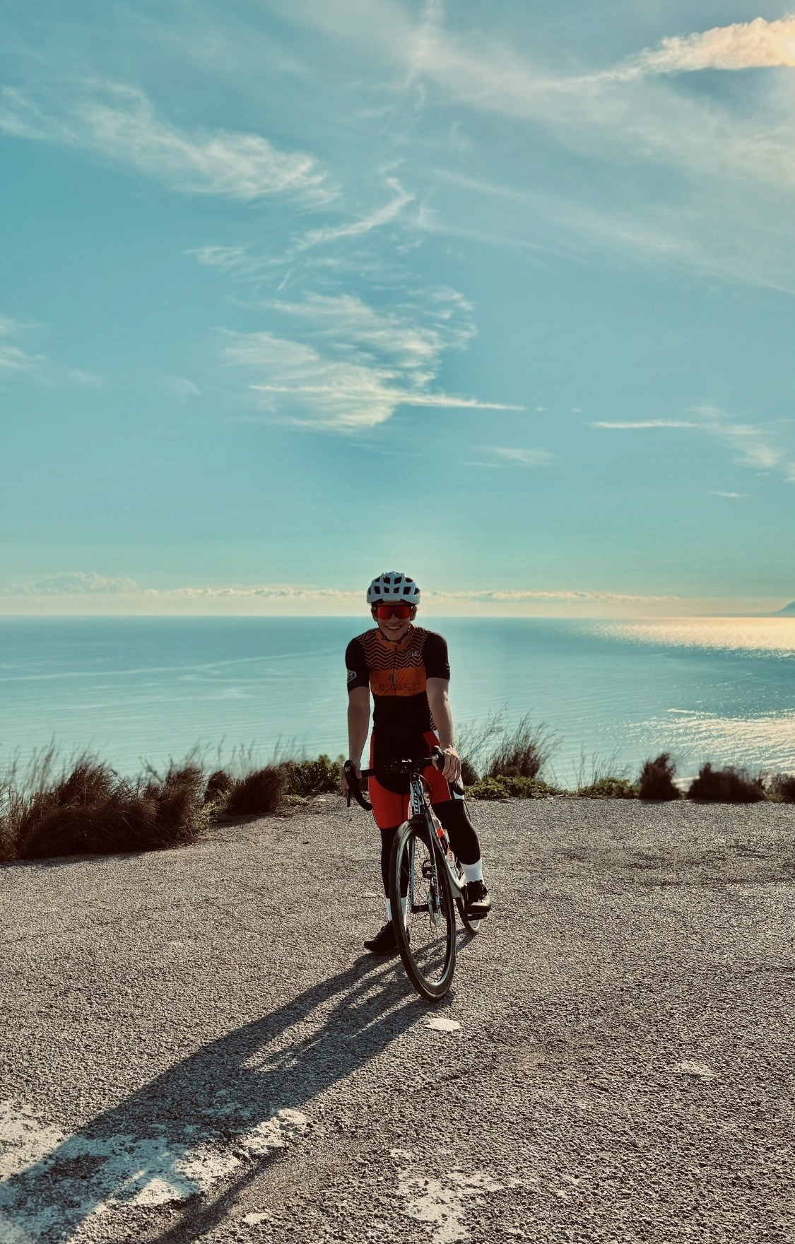 Carlos Rodilla in the top of a climb with his bike