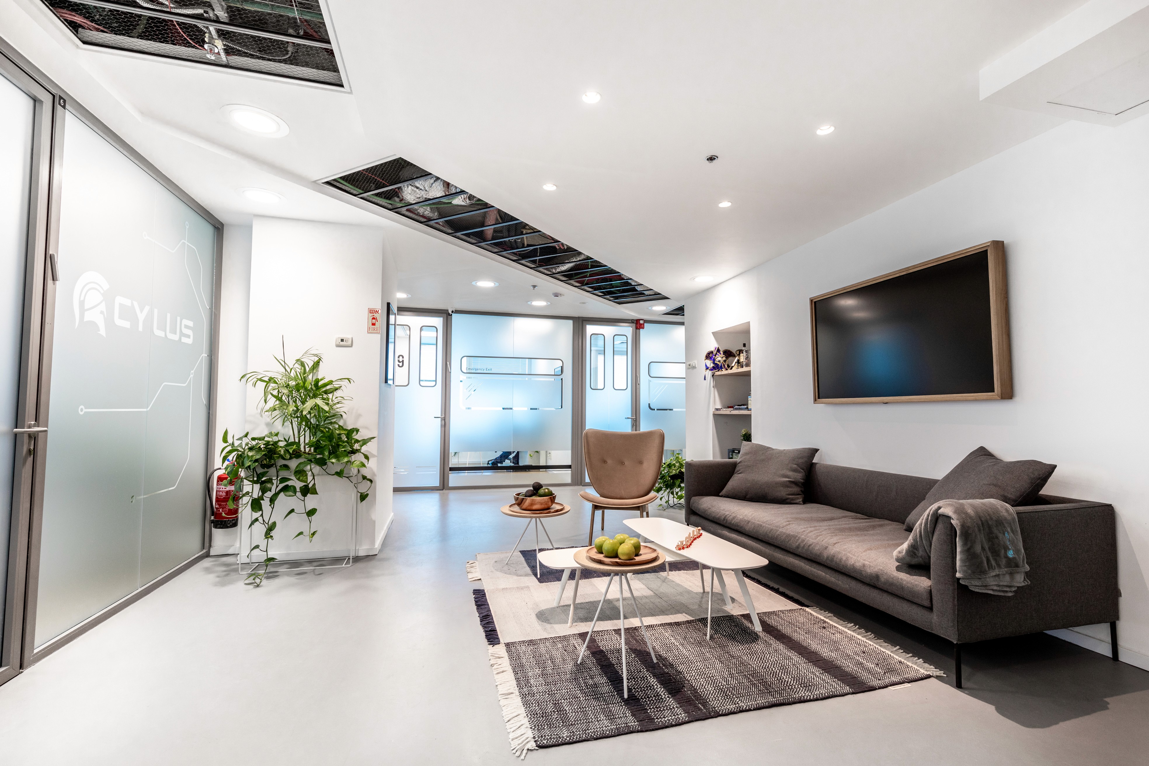 תכנון וייצור מטבח משרדי עם אי מרכזי מעוגל – עבודת נגרות מורכבת בחיתוך CNC להתאמה מושלמת לחלל